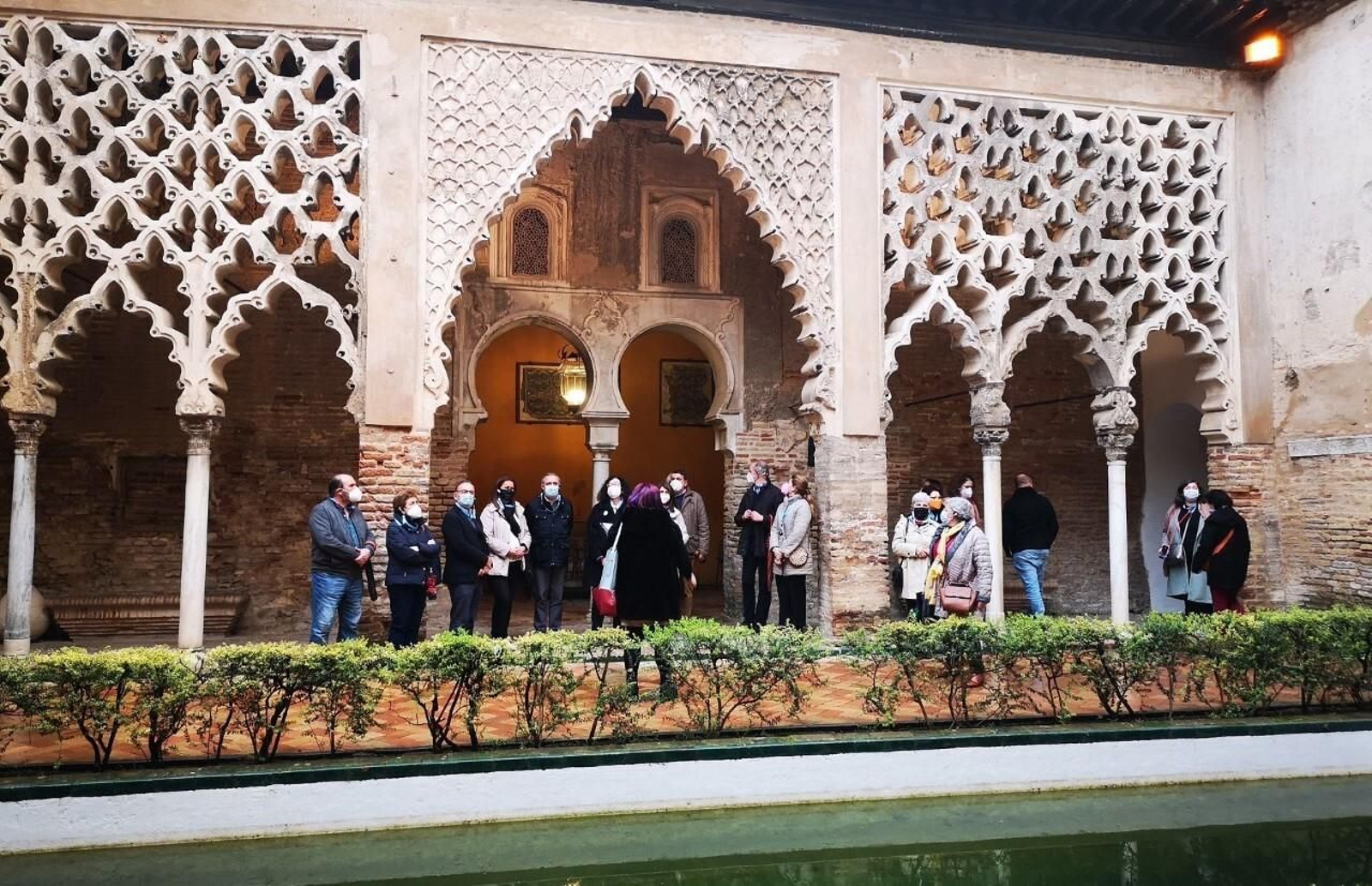 Los turistas recorren uno de los numerosos patios del Alcázar.