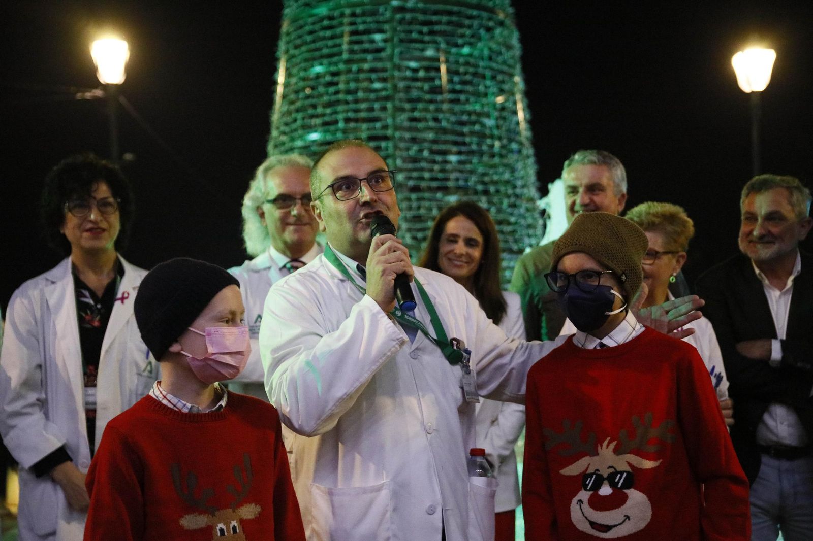 Las imágenes del encendido de la iluminación navideña en el Hospital Torrecárdenas de Almería