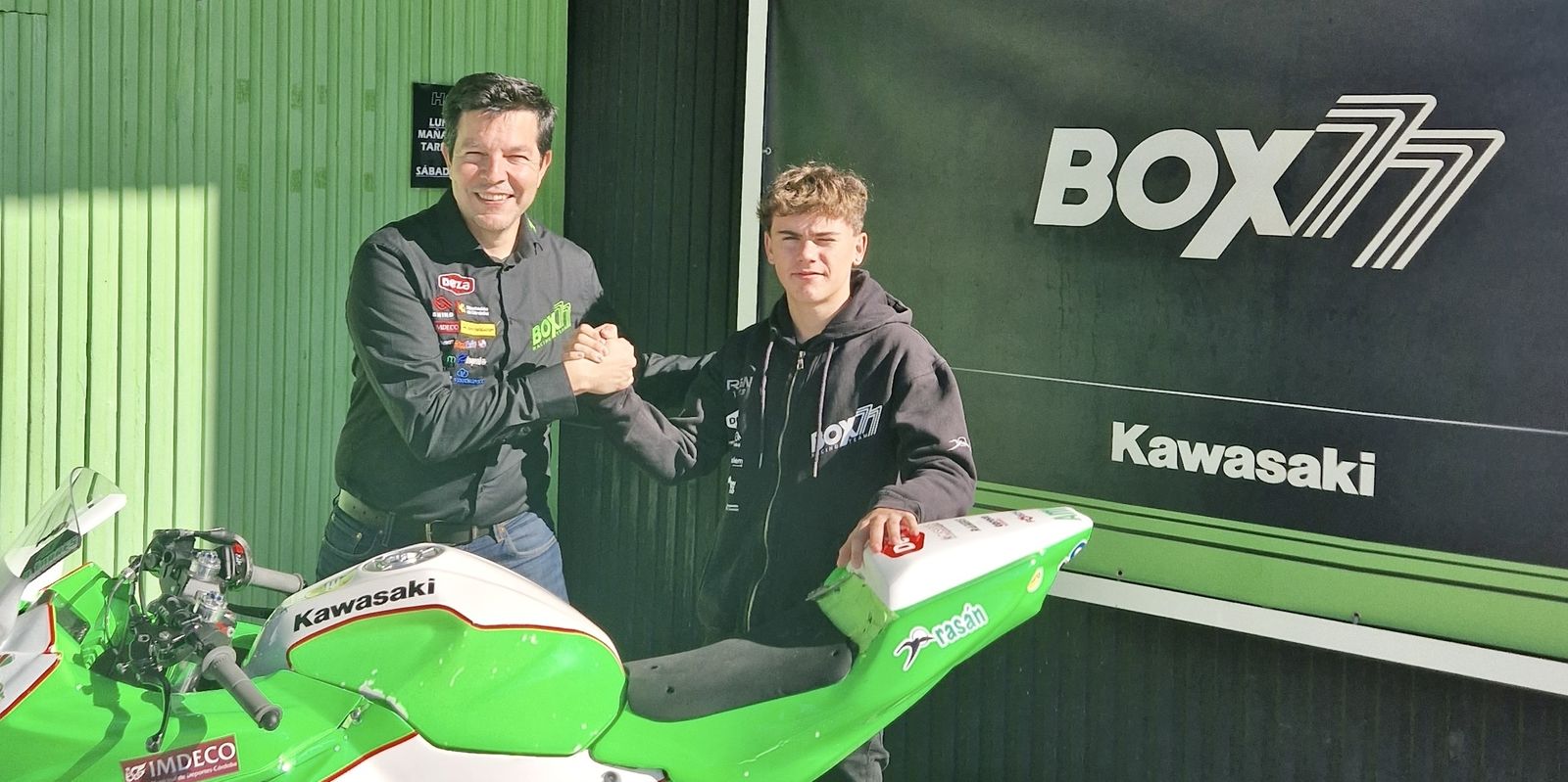 Pablo Olivares y Luis Castro estrechan sus manos.