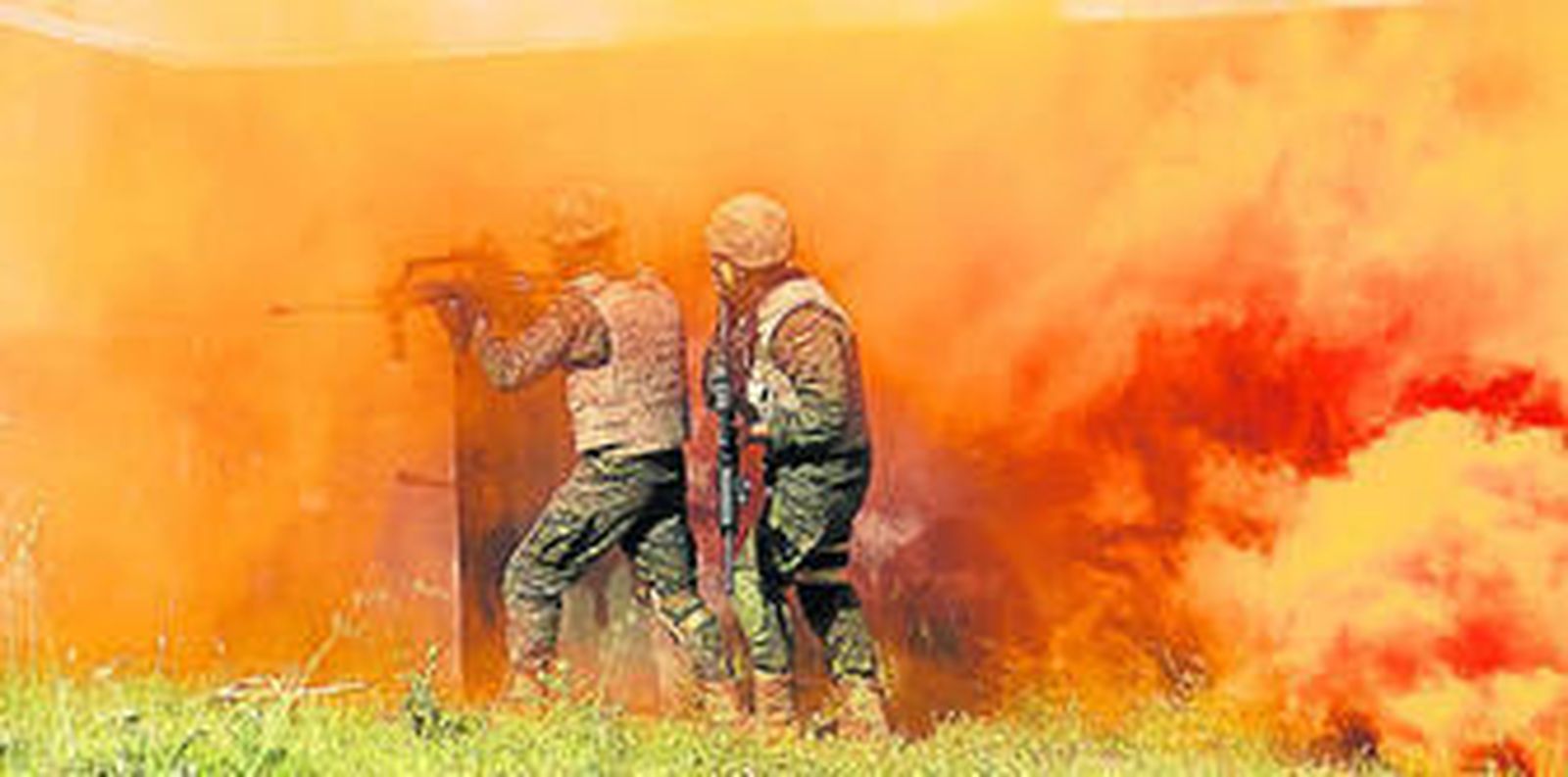 Dos de los legionarios que repelen un ataque de la insurgencia.
