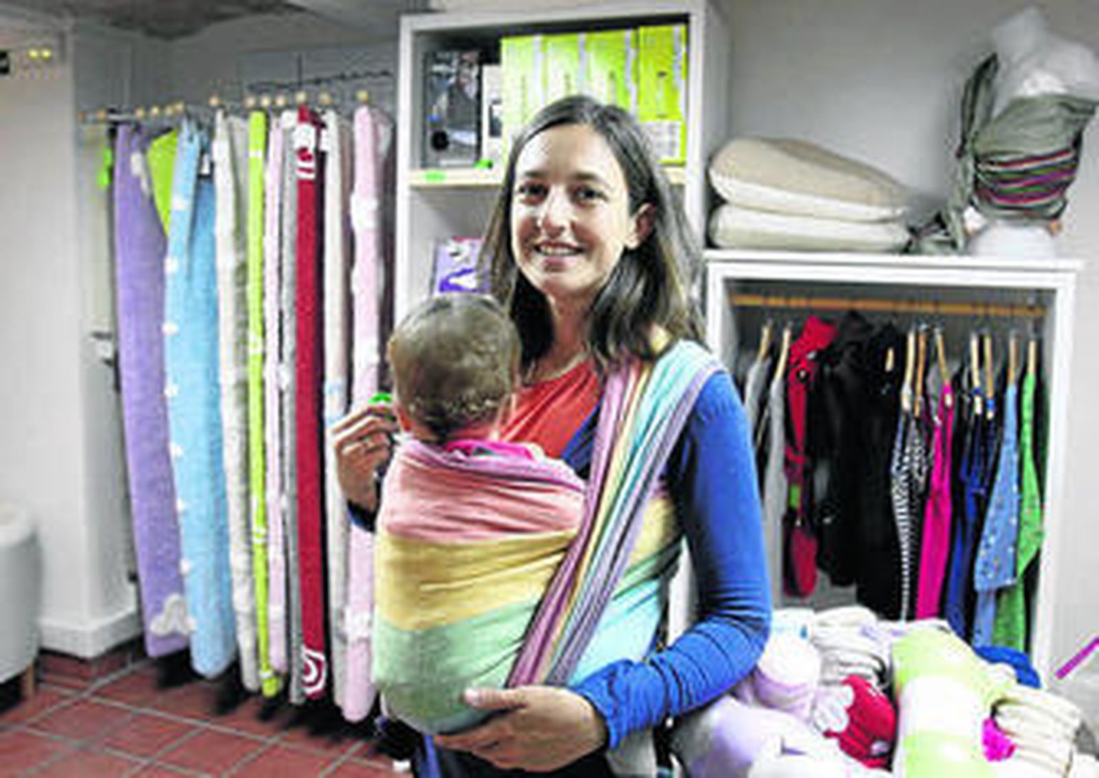 1. Rocío Márquez posa junto a su bebé. 2. Detalle de la tienda.