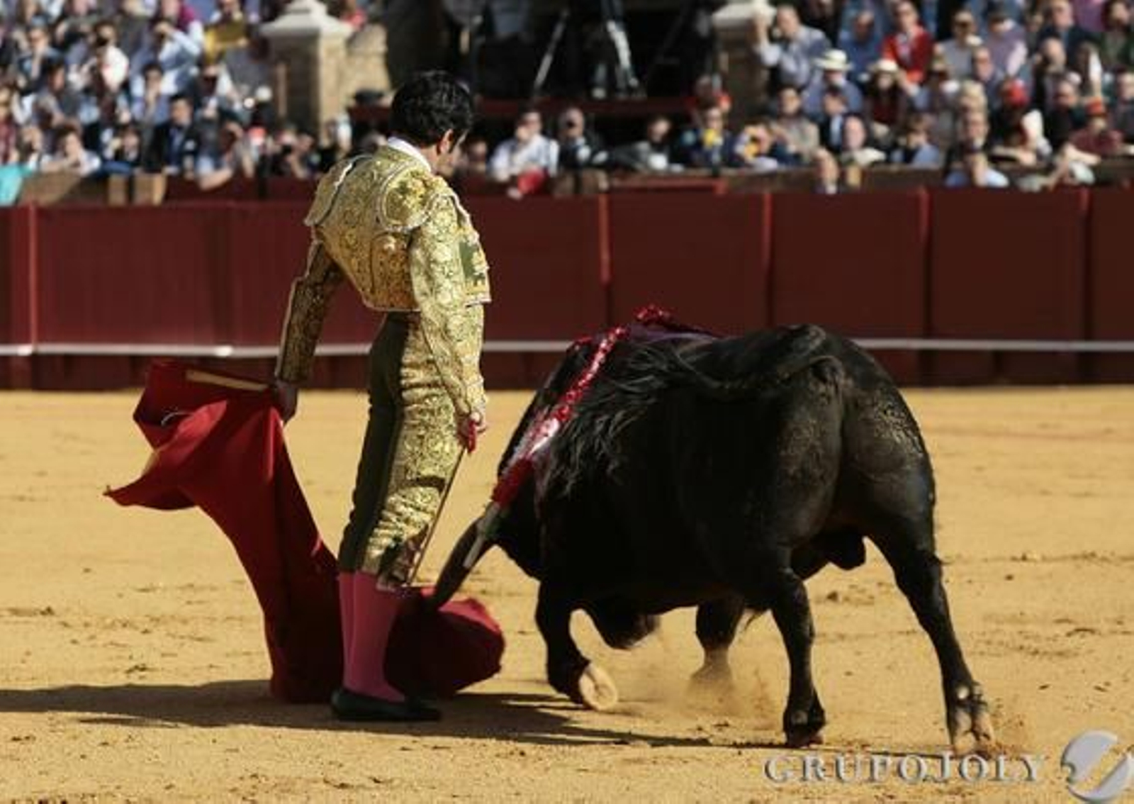 Juan Mora toreando el primer toro de la tarde.

Foto: Juan Carlos Munoz