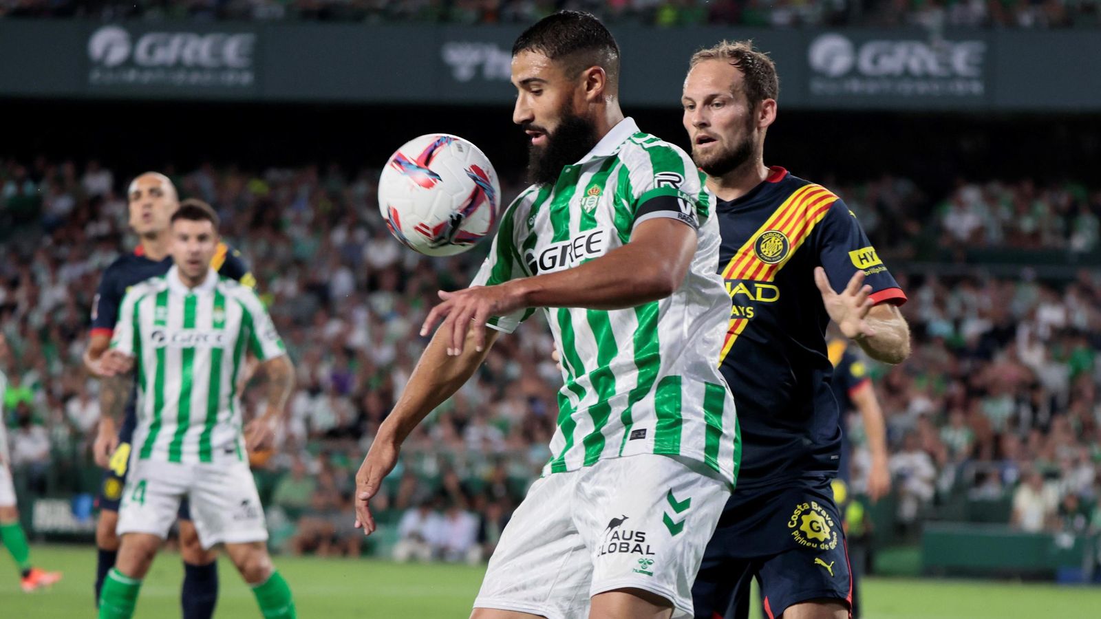 Fekir, la mejor noticia en el lado del Betis, controla un balón ante Blind.