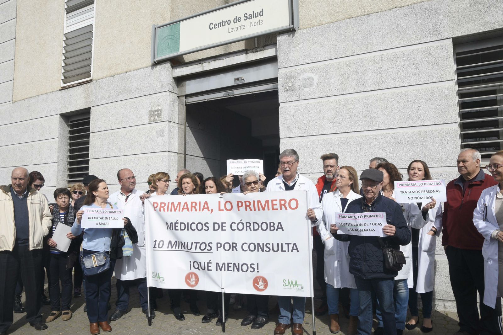 Médicos de familia, a las puertas del centro de salud Levante Norte.