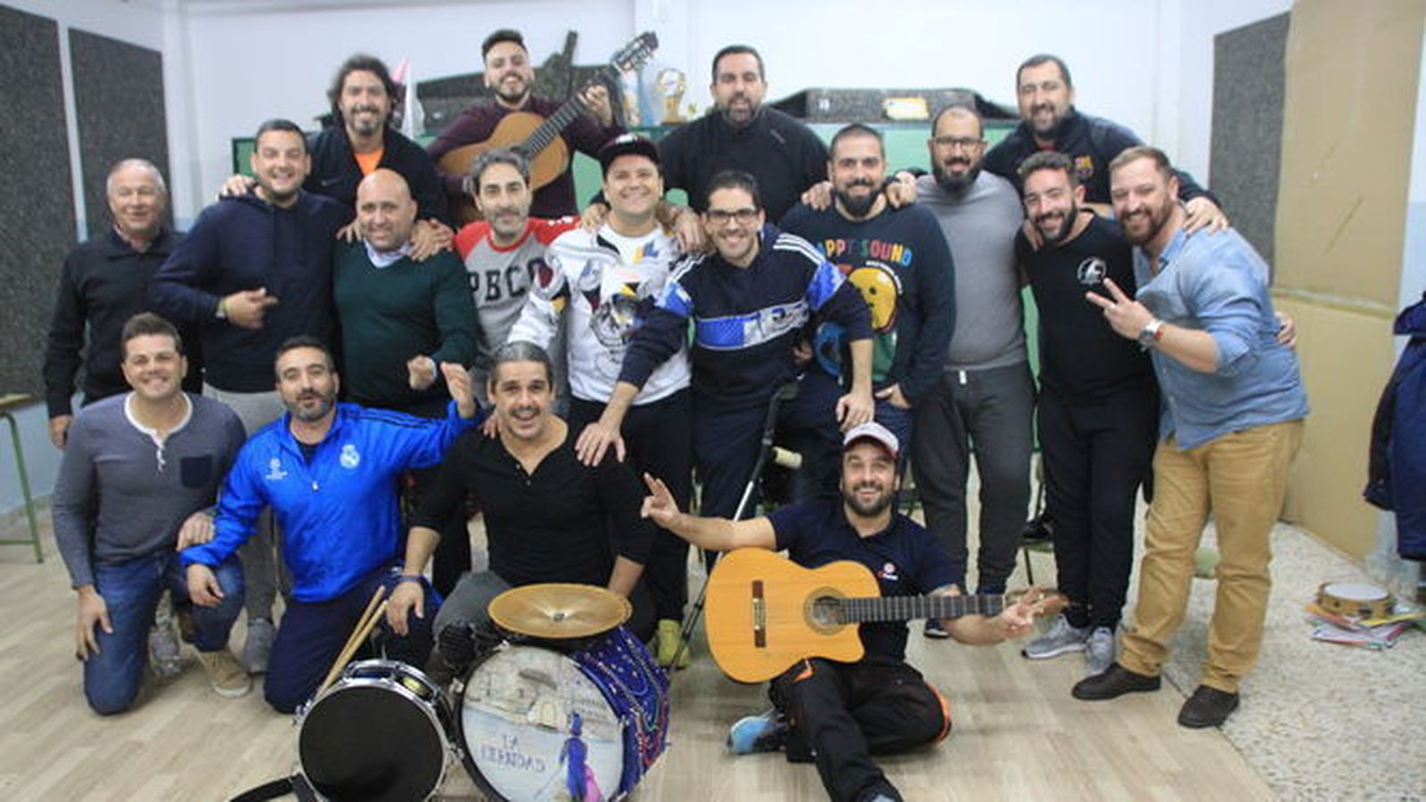 Los componentes del 'El perro andalú' con su autor Antonio Martínez Ares en su local de ensayo.