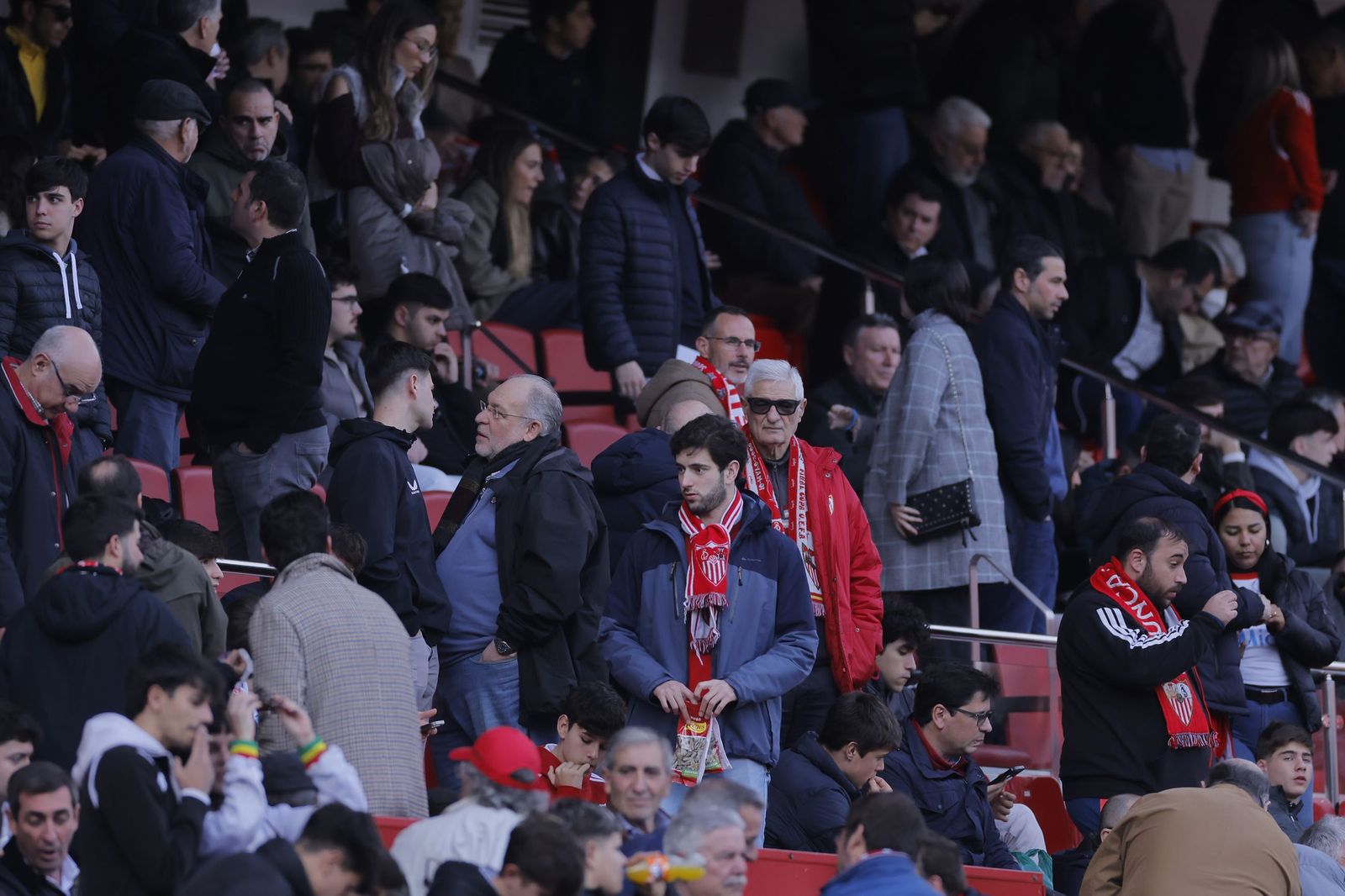 Búscate en las fotos del Sevilla - Girona