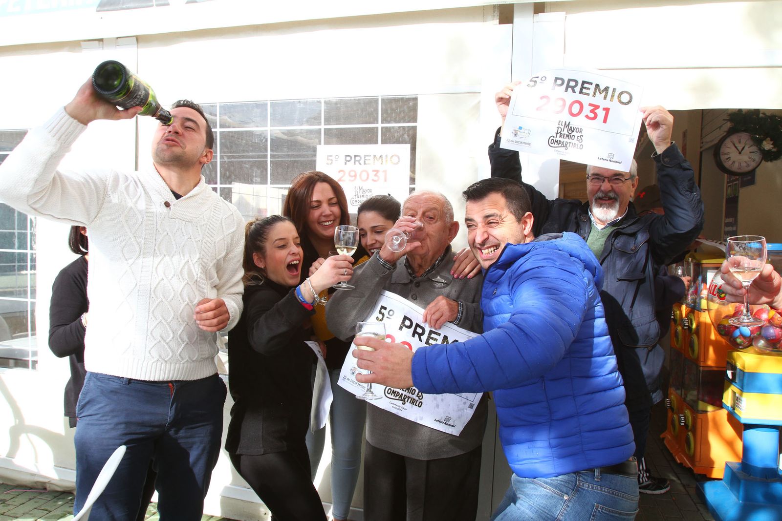 Alegría en Huelva tras tocar por primera vez el gordo en la capital.