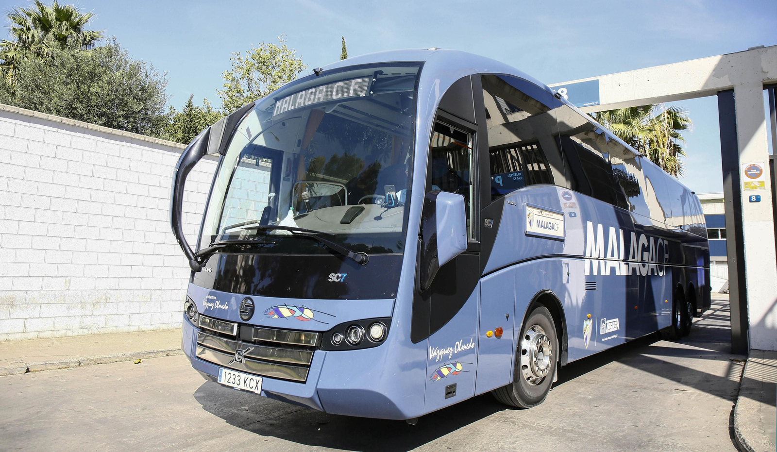 El autobús del Málaga, ayer poniendo rumbo al aeropuerto.