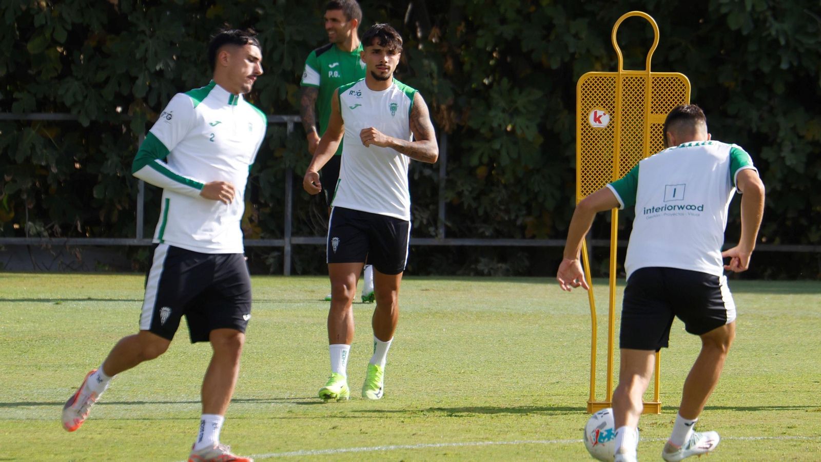 Vilarrasa, en primer plano, en el entrenamiento del Córdoba CF de este miércoles.