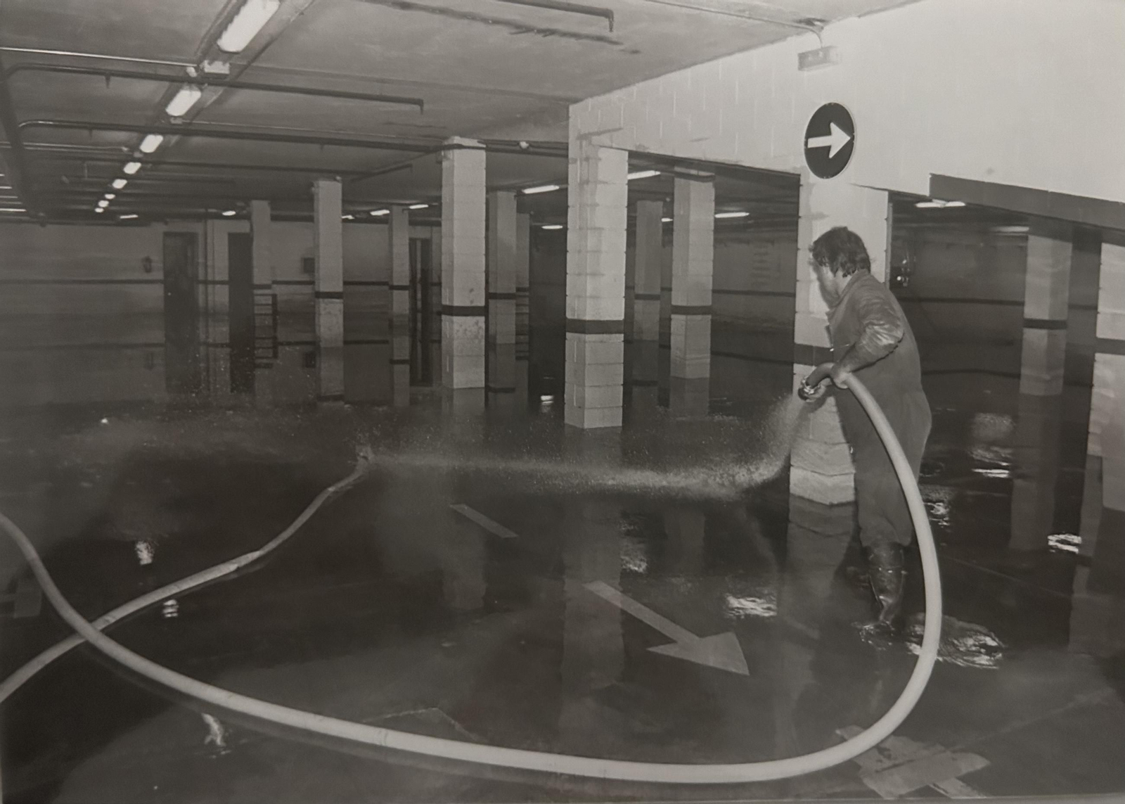 Evacuación de agua de garajes y sótanos por las inundaciones de enero de 1996 en Huelva.