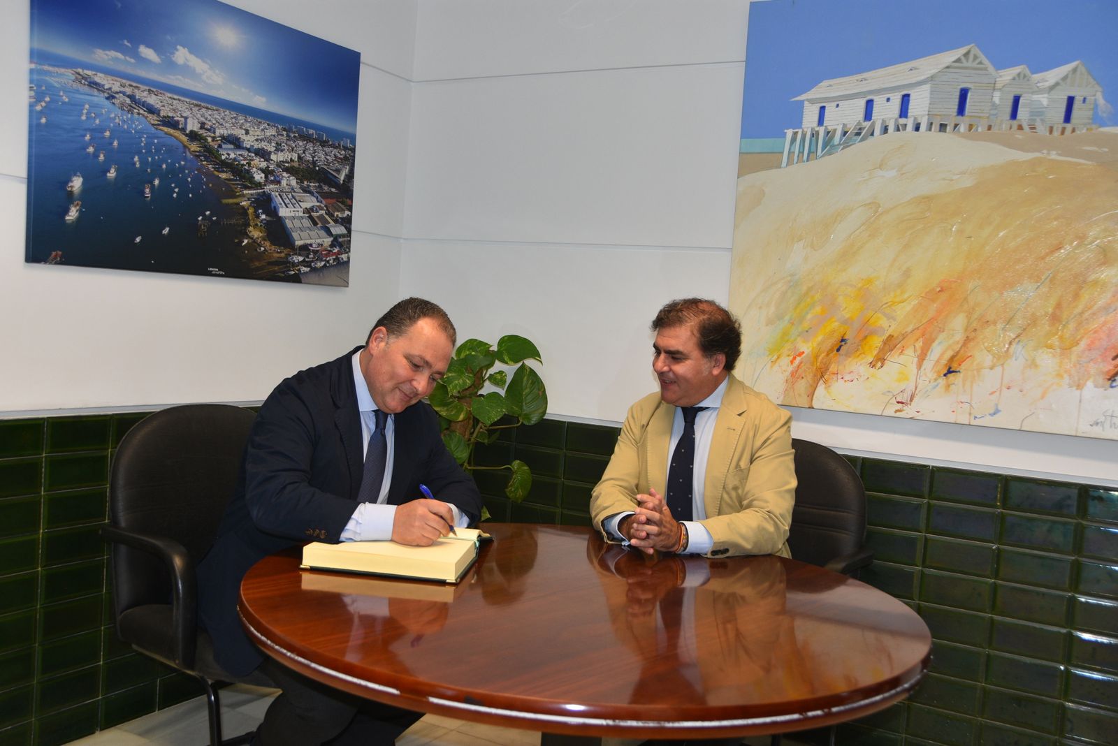 Firma del libro del Ayuntamiento del presidente de la Diputación de Huelva.