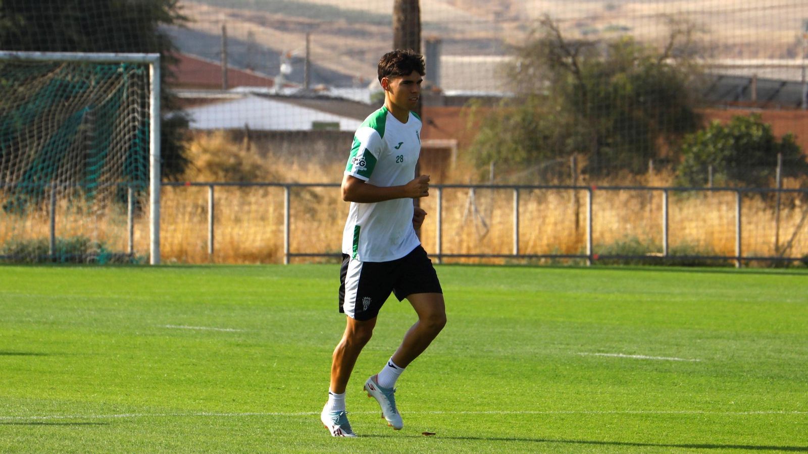 Jan Salas calienta antes de un entrenamiento del Córdoba CF.