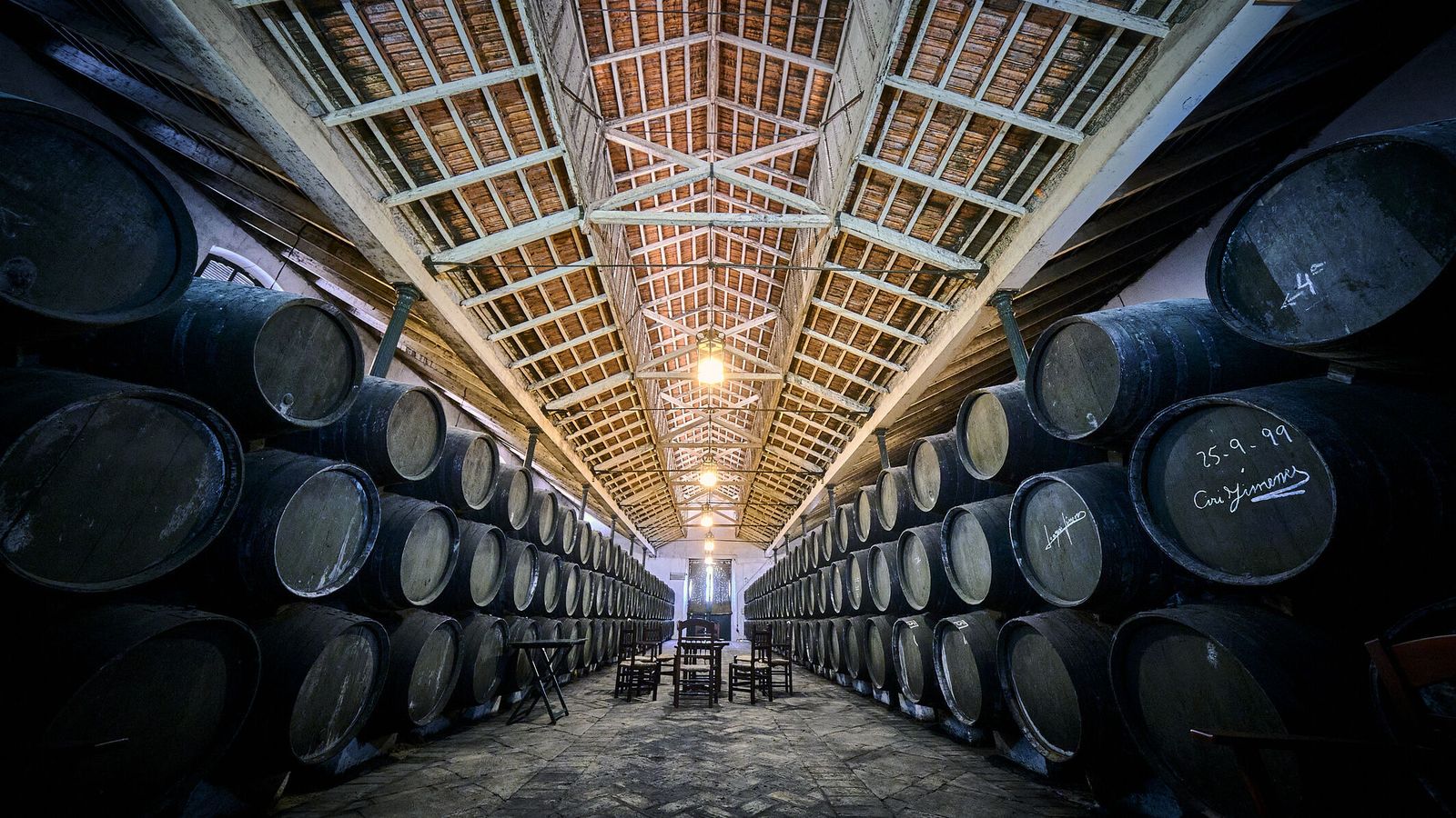 Una de las impresionantes bodegas que atesora Sanlúcar.