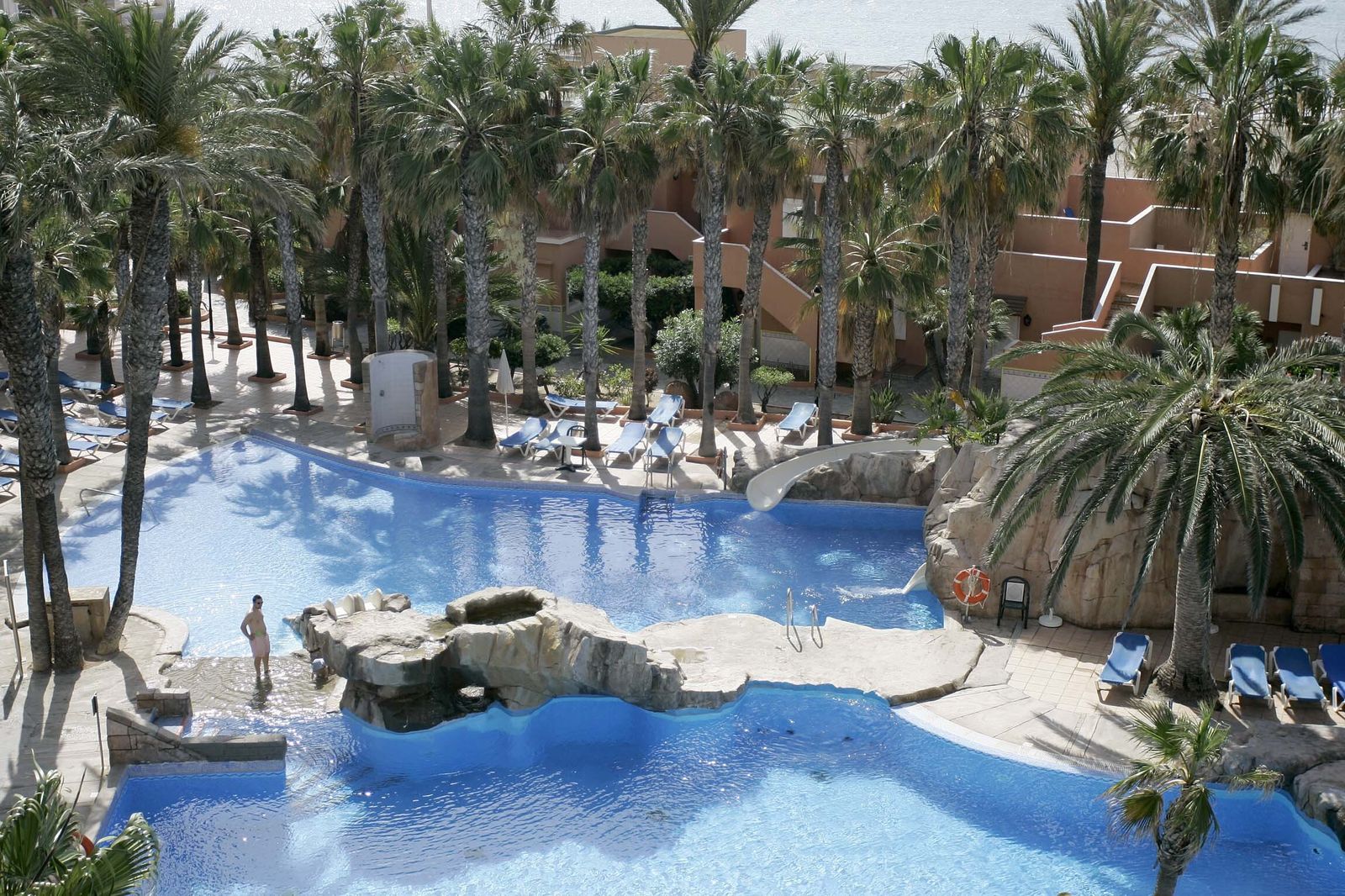 Disfrutar de la piscina en verano es una de las actividades preferidas por los turistas