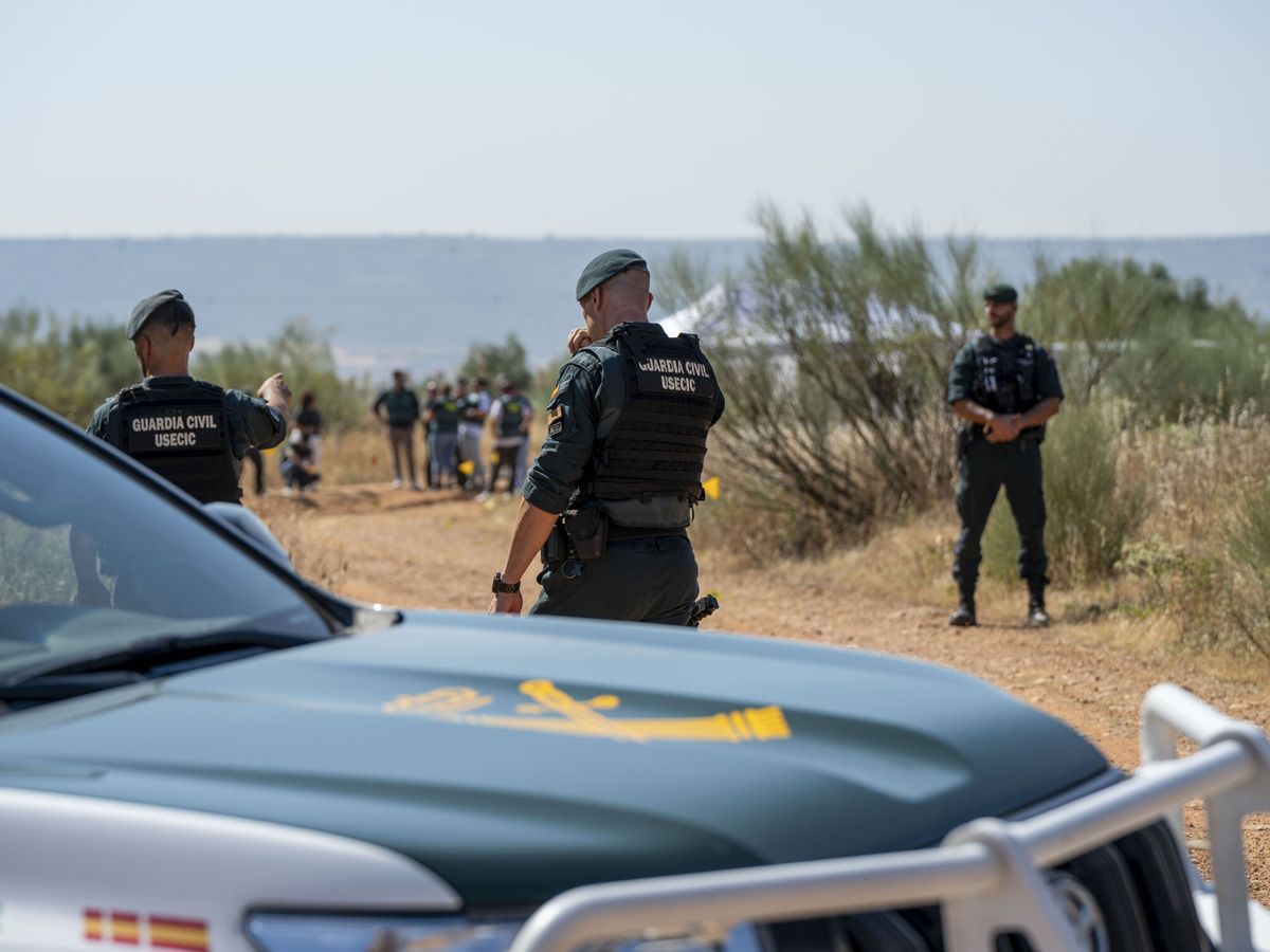 Una turba de cien personas acorrala y agrede a la Guardia Civil en Níjar para liberar a un detenido