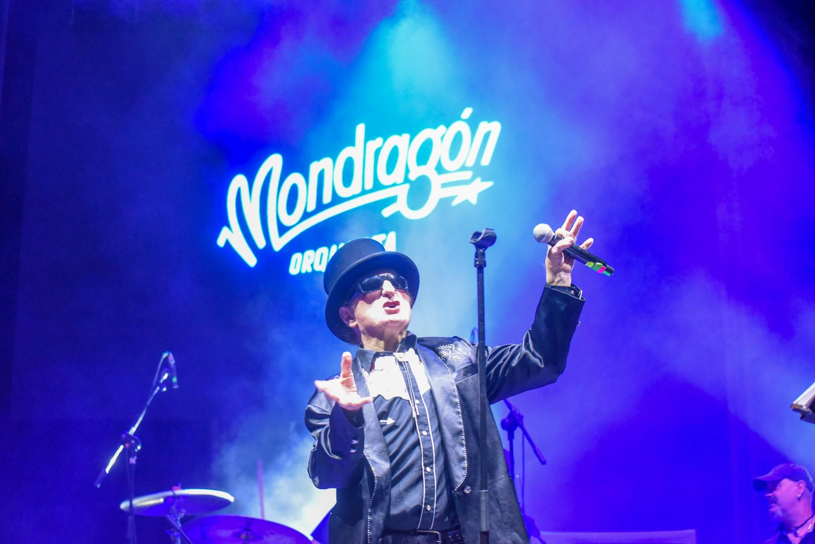 Javier Gurruchaga, durante el miniconcierto de la Orquesta Mondragón