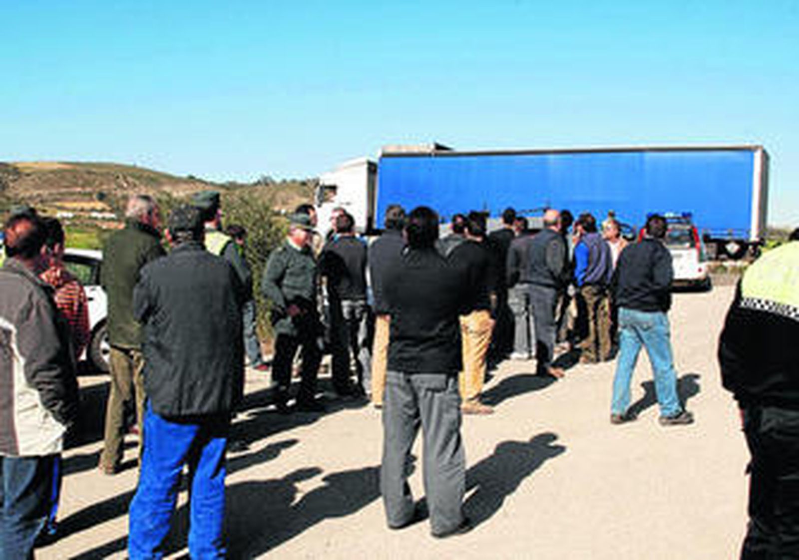Un grupo de empresarios y trabajadores se plantaron ayer en el acceso al  polígono para protestar por la señal de la discordia.