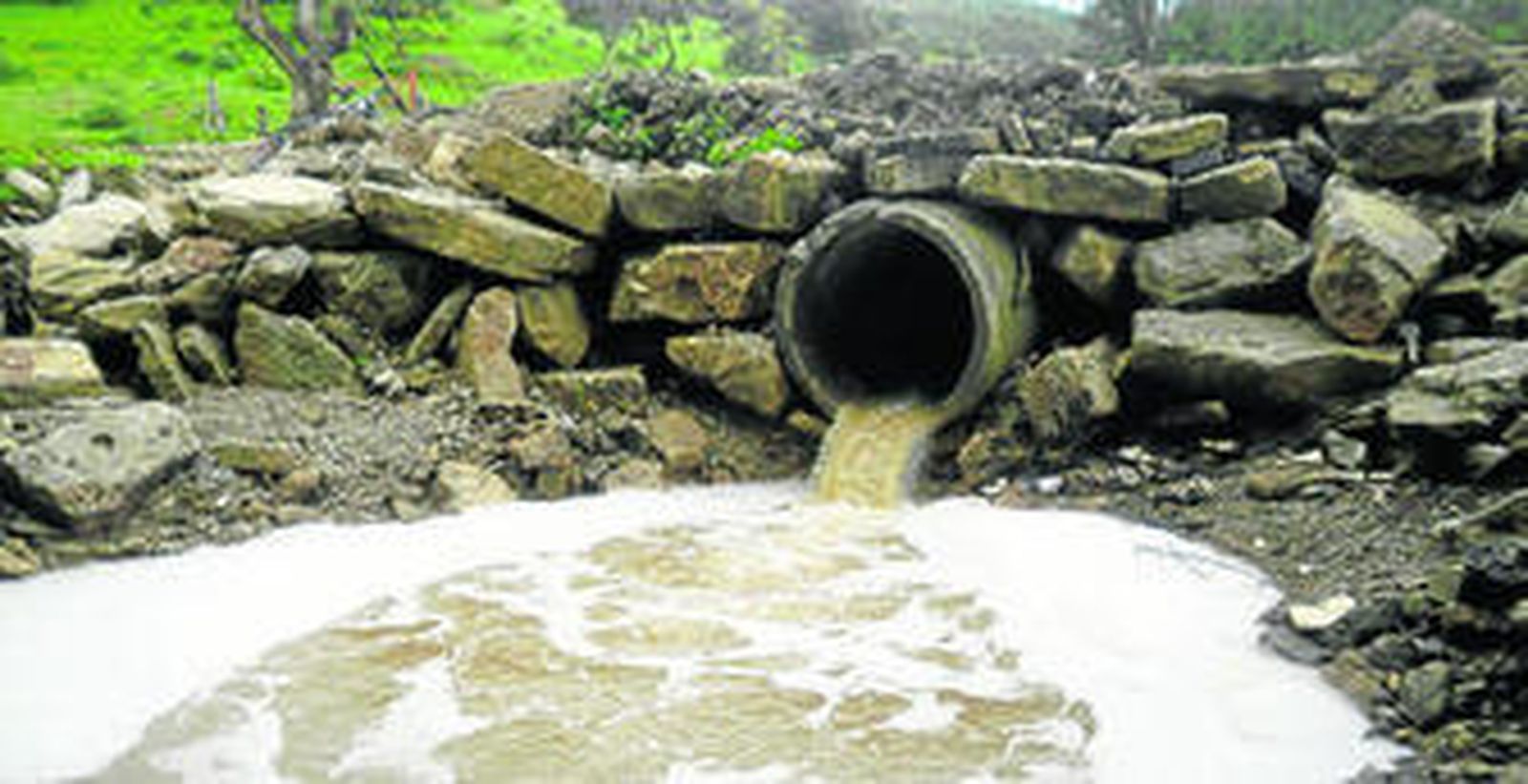 En el arroyo Chorreón se han detectado fuertes olores y espumas persistentes a lo largo de los últimos años.