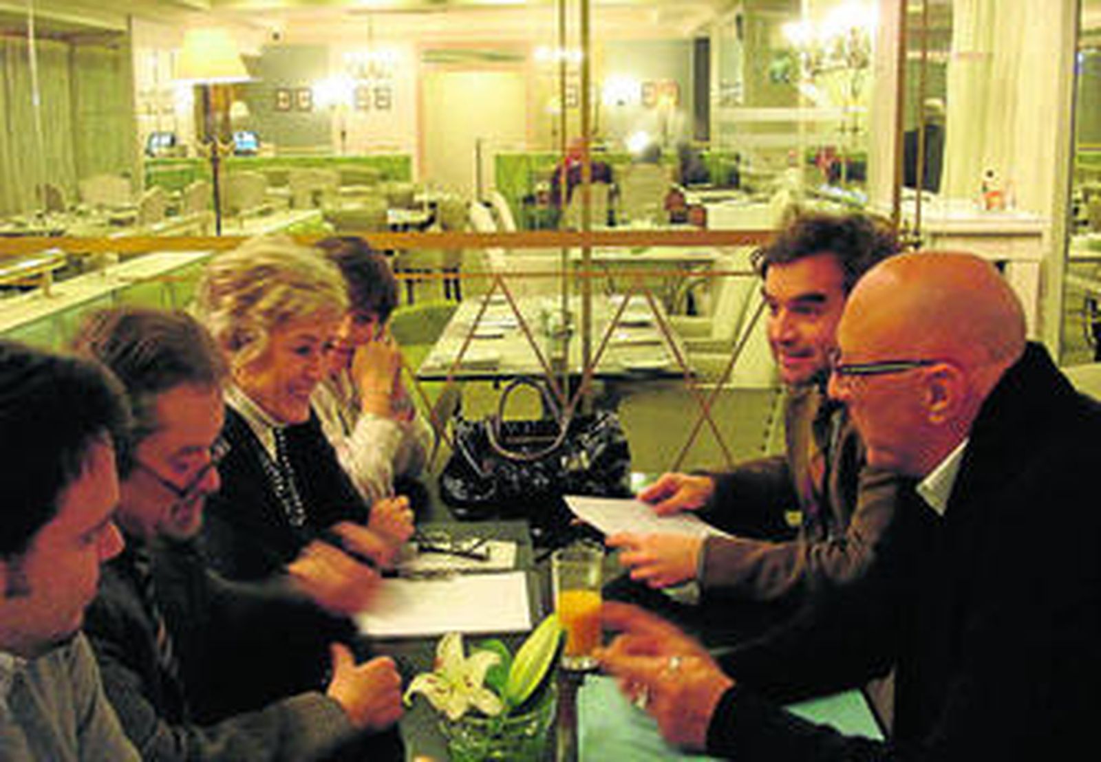 La familia de Manolo Prieto, durante la reunión con el concejal y el técnico de Cultura.