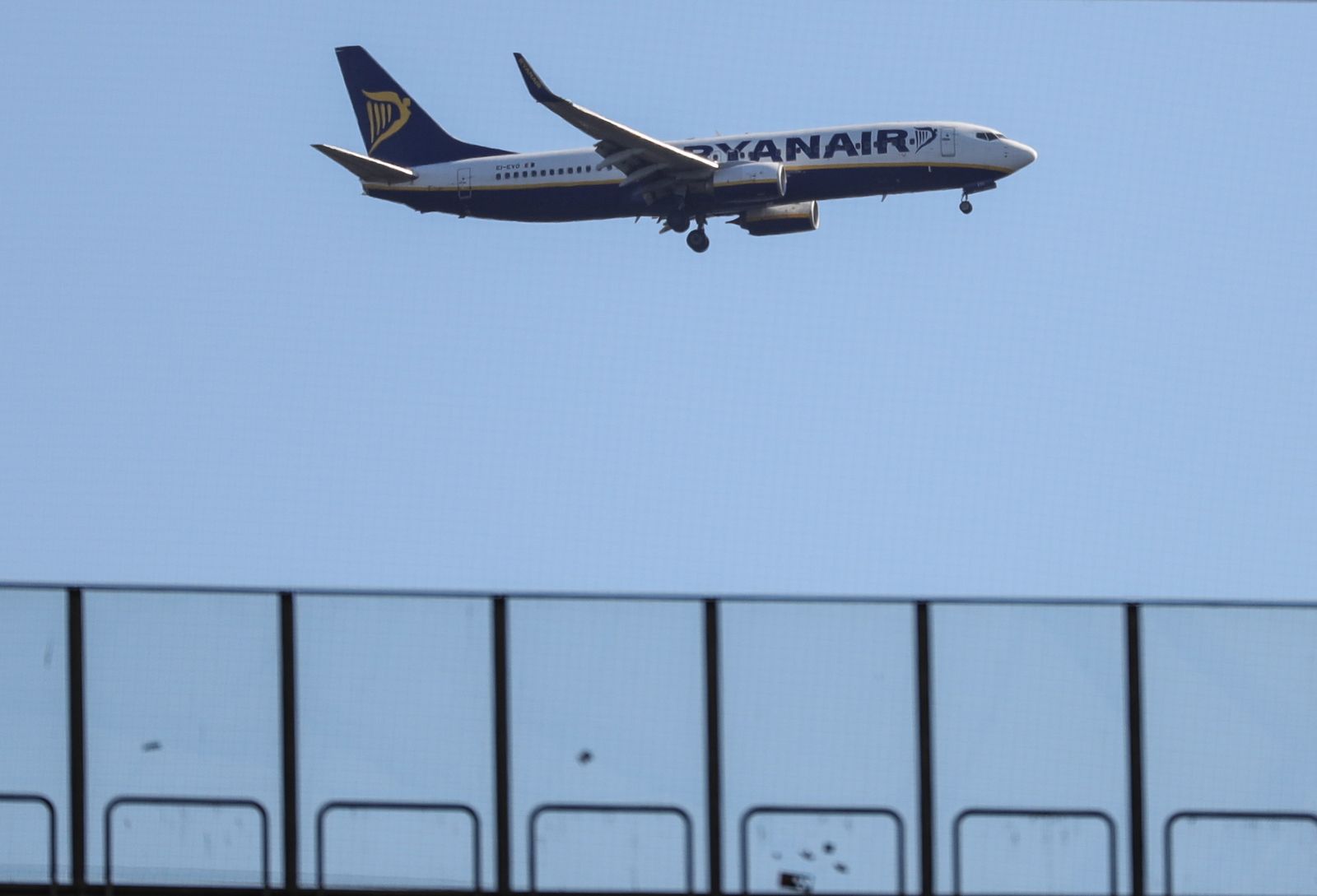 Un avión de Ryanair despegando en el aeropuerto de Frankfurt.