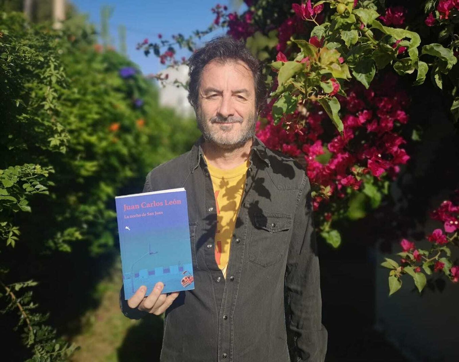 Juan Carlos León, con su nuevo libro.