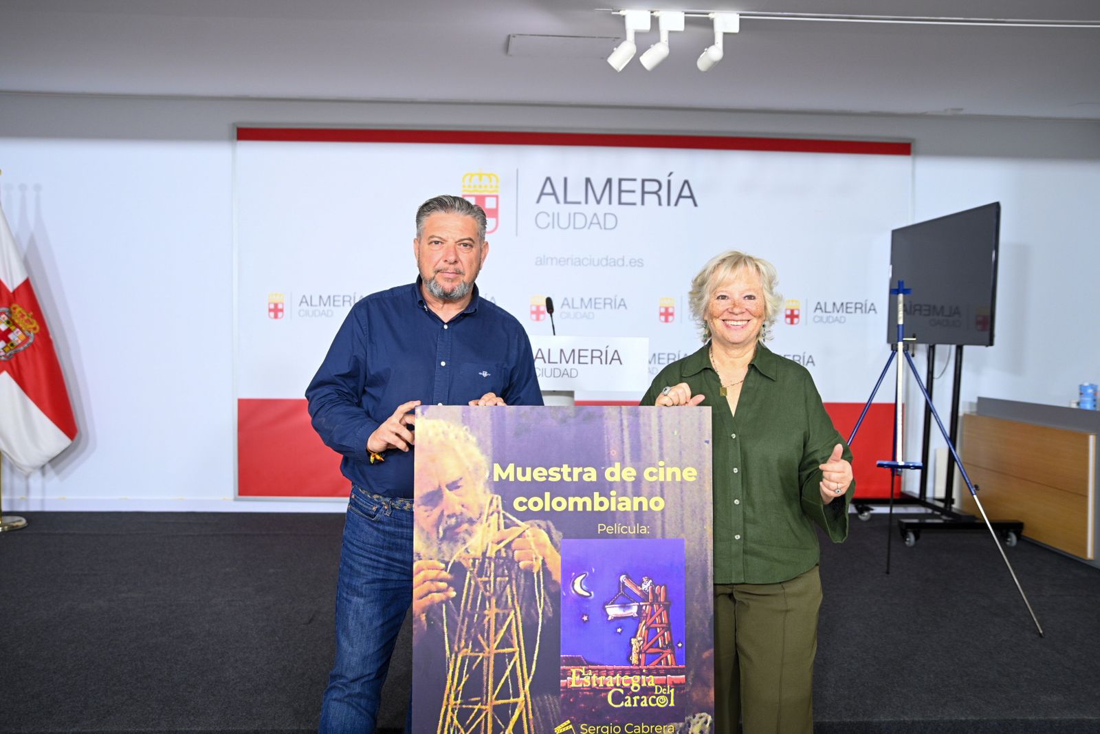 El concejal Diego Cruz junto a Yaddi González, presidenta de ‘Almería para Todos-Asociación de Colombianos’.