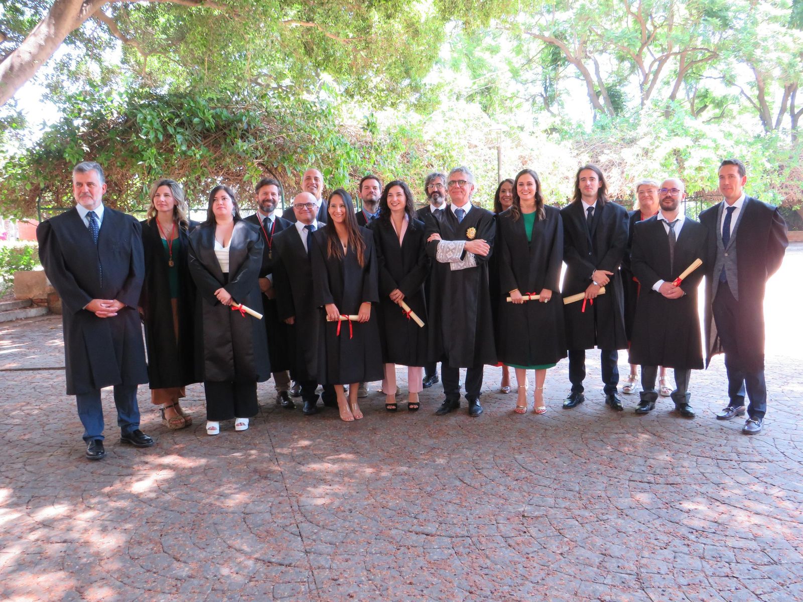 Los nuevios colegiados, cons sus padrinos y la junta de gobierno del Colegio.
