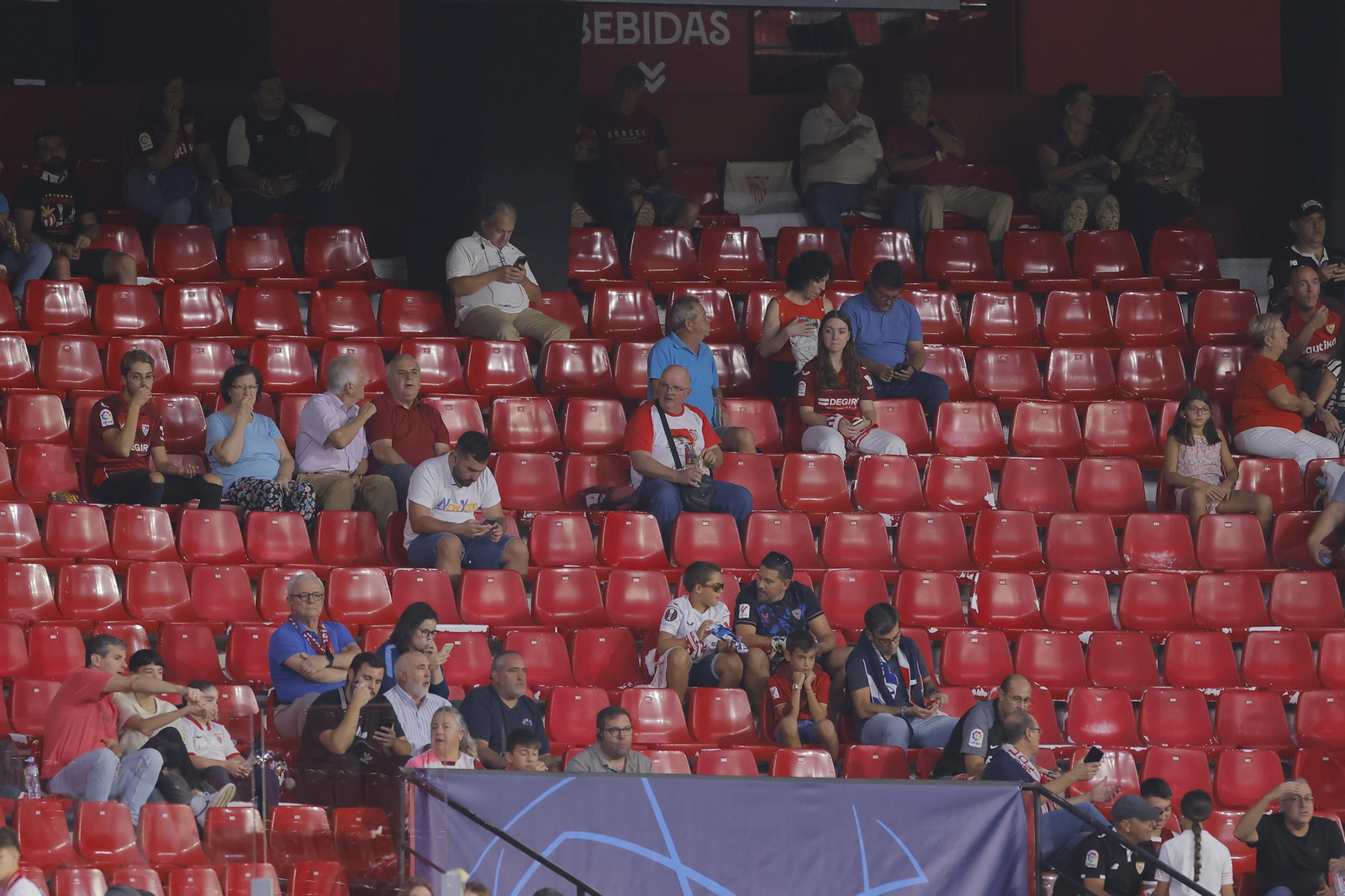 Búscate en las fotos del Sevilla-Lens