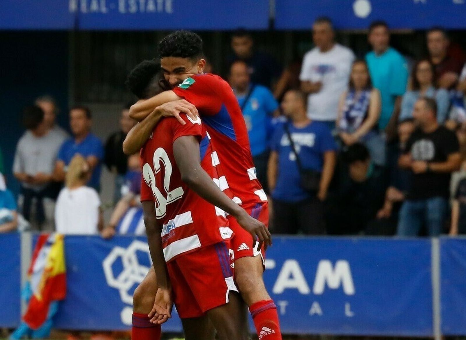 Samu Omorodion es abrazado por un compañero en Avilés