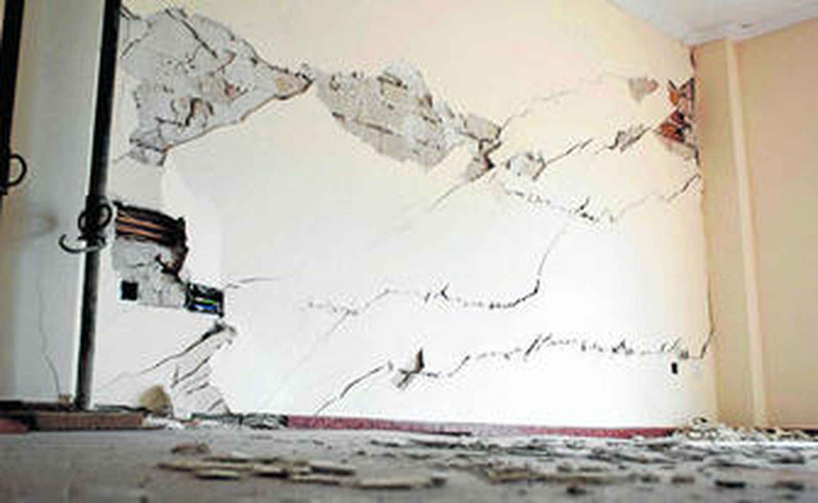 Las grietas asuelan el interior de las viviendas del edificio, de sólo cinco años de antigüedad, declarado en ruinas, en La Verbena, en Arcos, donde 22 familias están desalojadas.