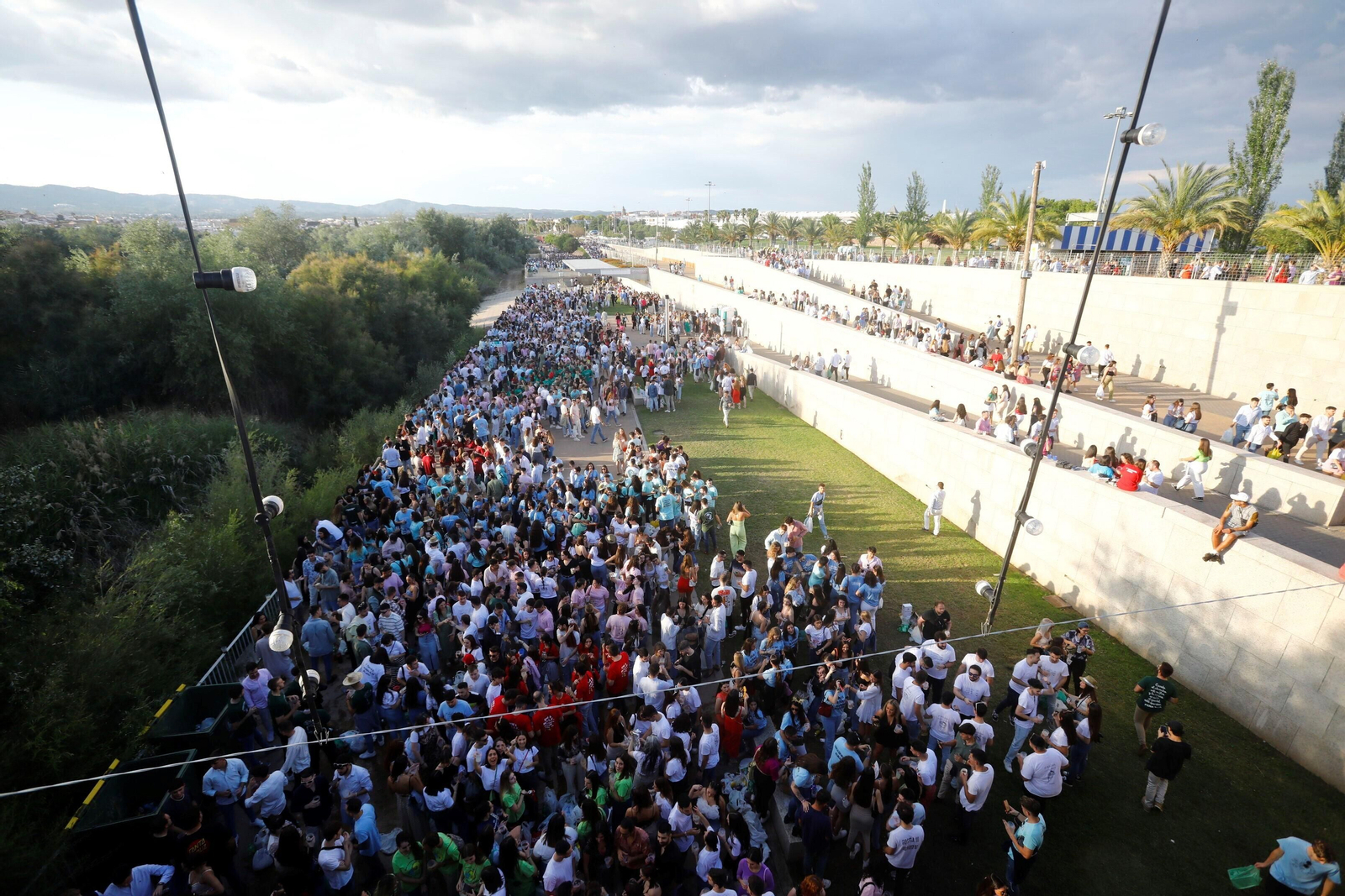 El clásico botellón del Miércoles de la Feria de Córdoba, en imágenes