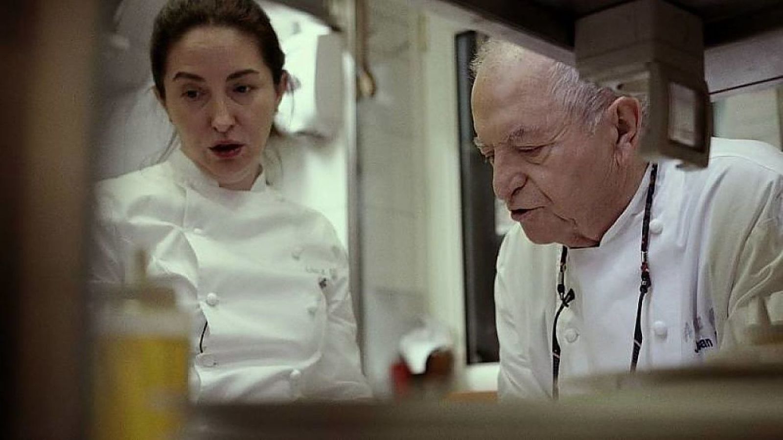 Elena Arzak, entre fogones con su padre, el mítico Juan Mari Arzak.