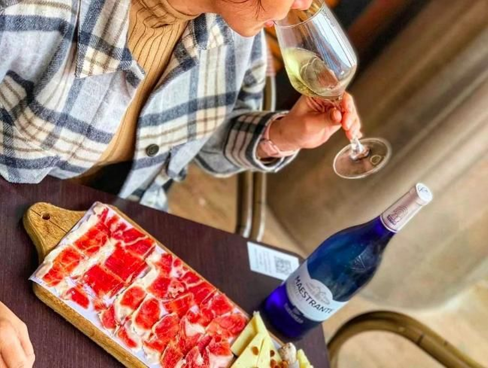 Una persona toma un sorbo de vino. Una persona toma un sorbo de vino.