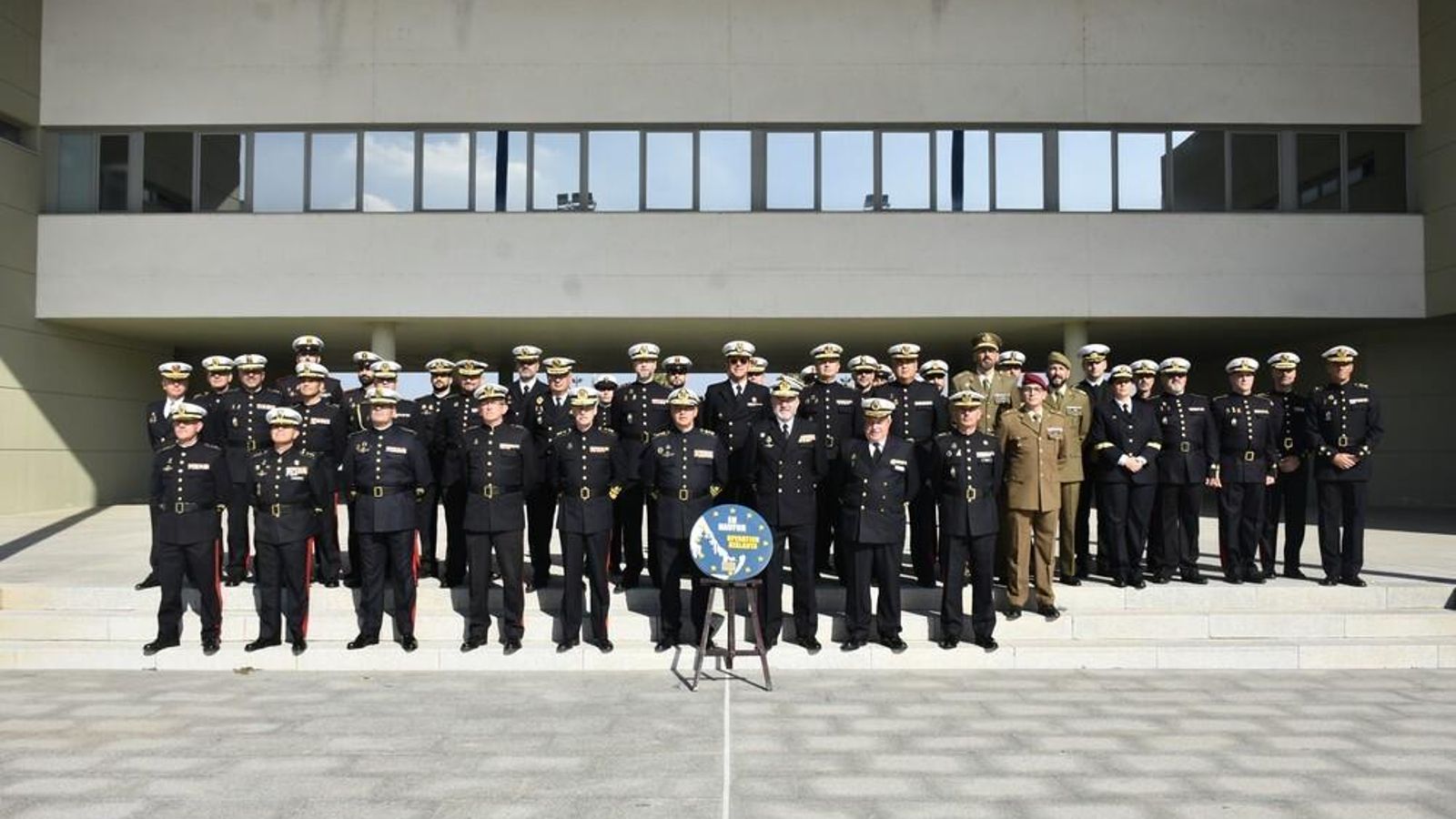 Foto de familia tomada tras el reconocimiento a la Fuerza de Infantería de Marina por su papel en la operación Atalanta.