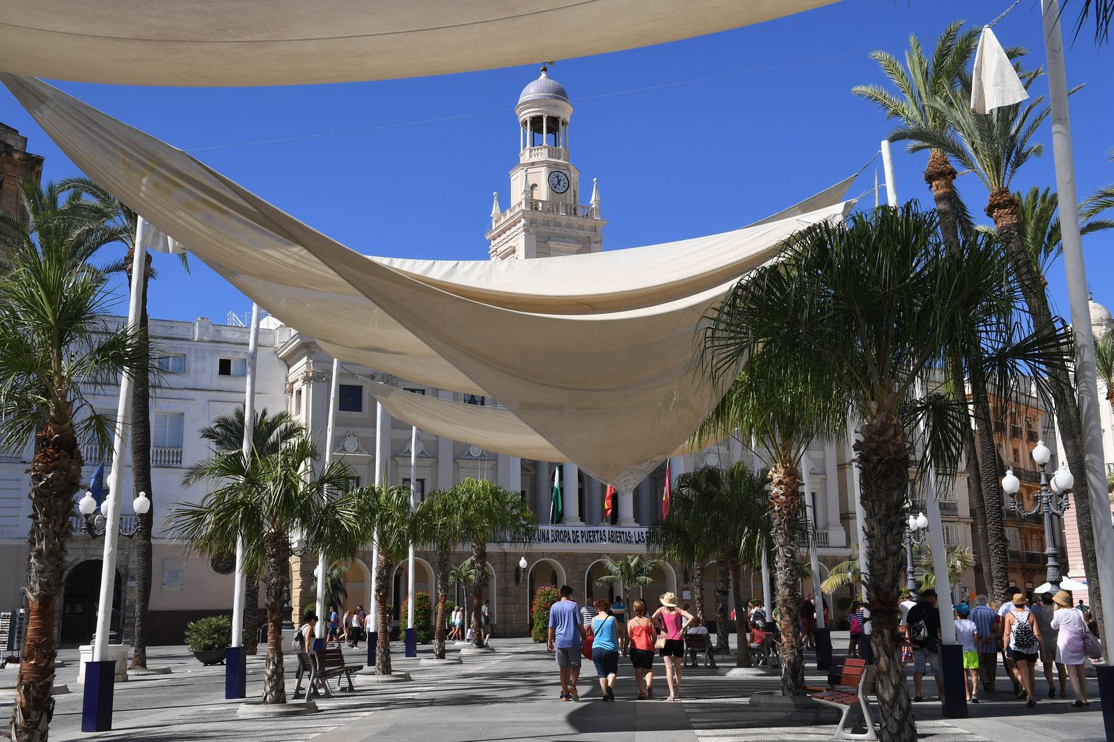 Uno de los toldos de San Juan de Dios se rompió el año pasado.