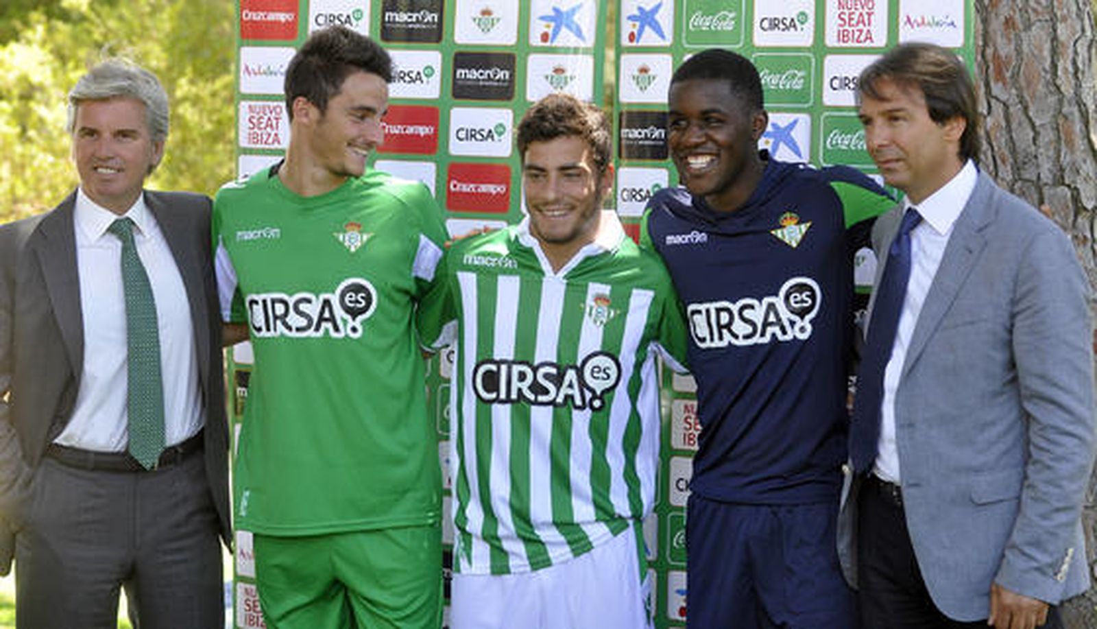 Miguel Guillén y Vlada Stosic posan junto con Juan Carlos, Salvador Agra y Joel Campbell.

Foto: Manuel Gomez