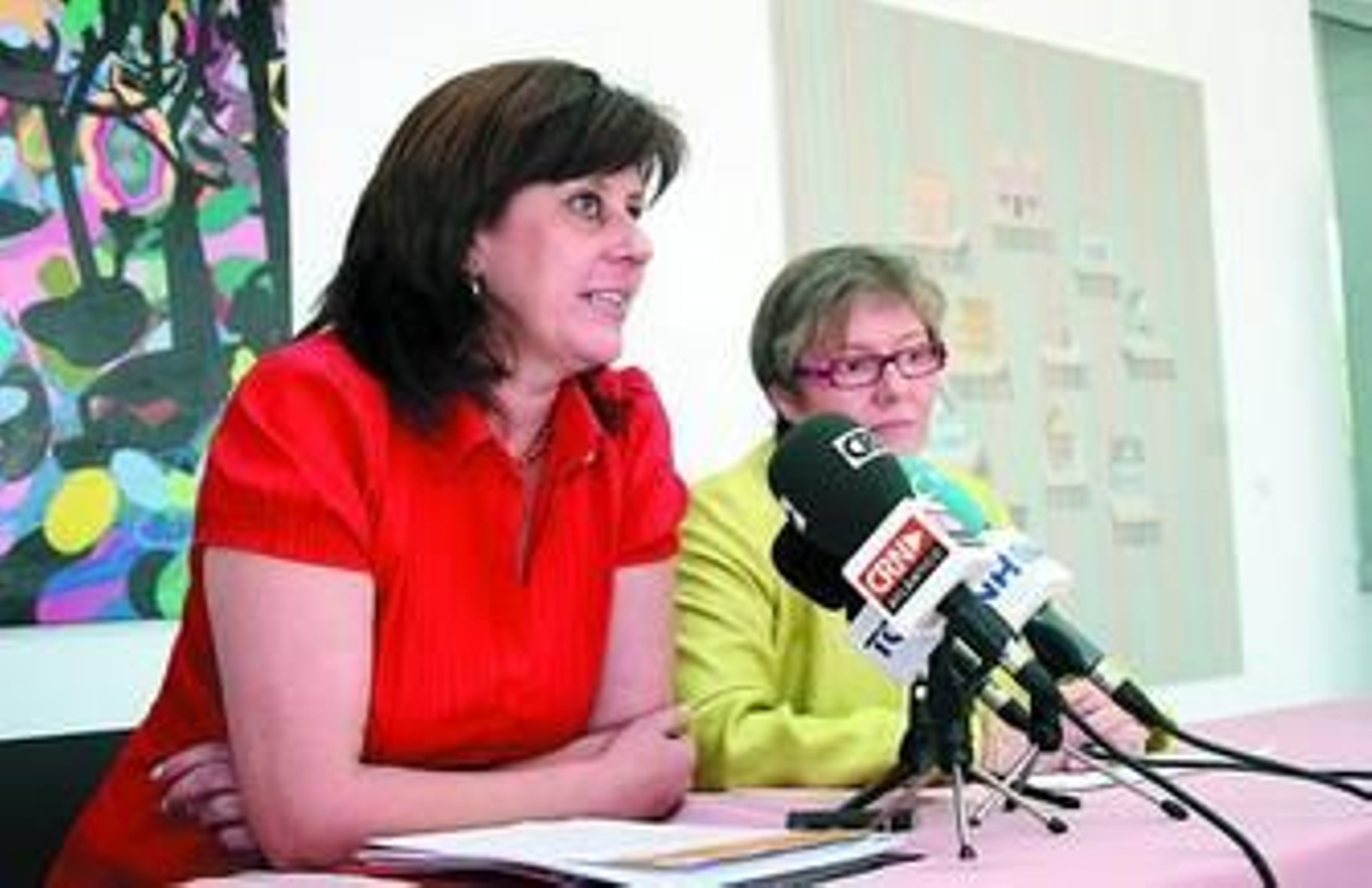 La directora del curso, María Teresa Oliveira, y la delegada provincial de Igualdad, Carmen Lloret.