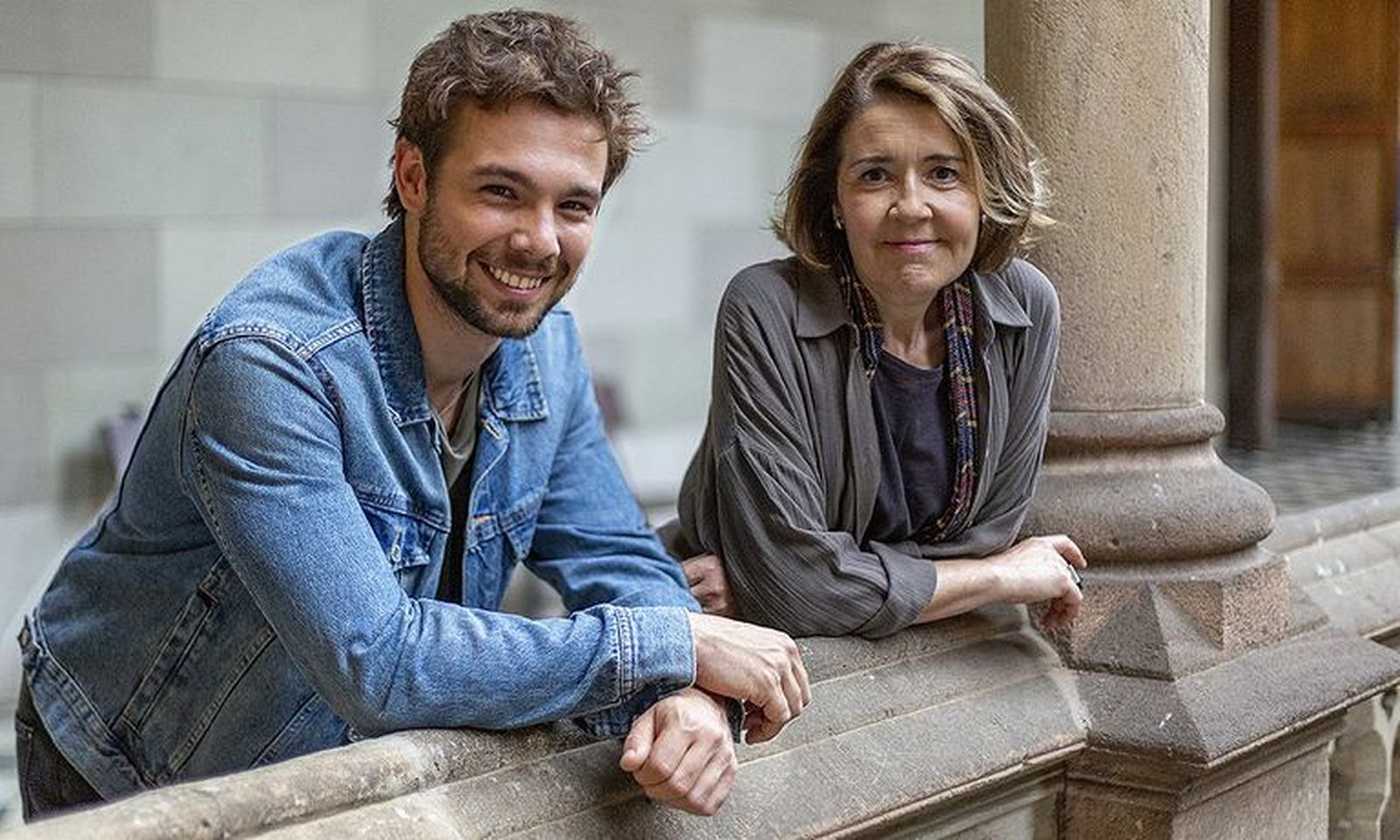 Carlos Cuevas, Pol, y María Pujalte en el claustro de la histórica universidad barcelonesa
