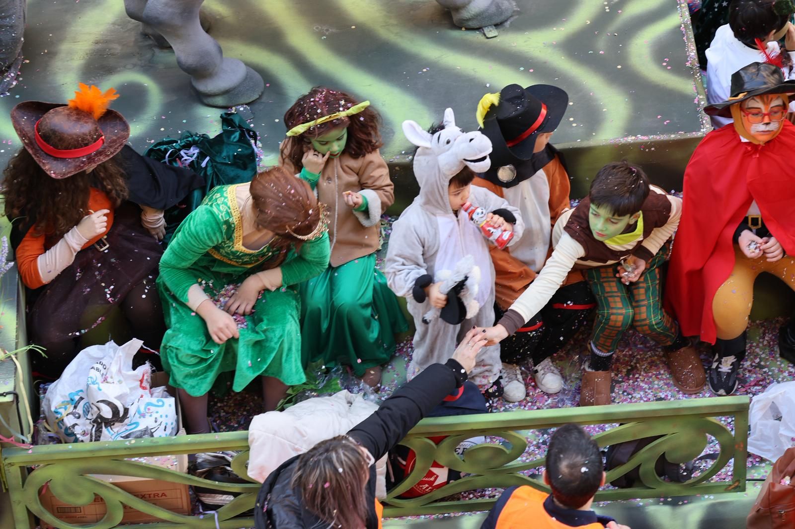 Fotografías de la salida de la Cabalgata de Reyes Magos de Huelva este 2026 por las calles de la ciudad