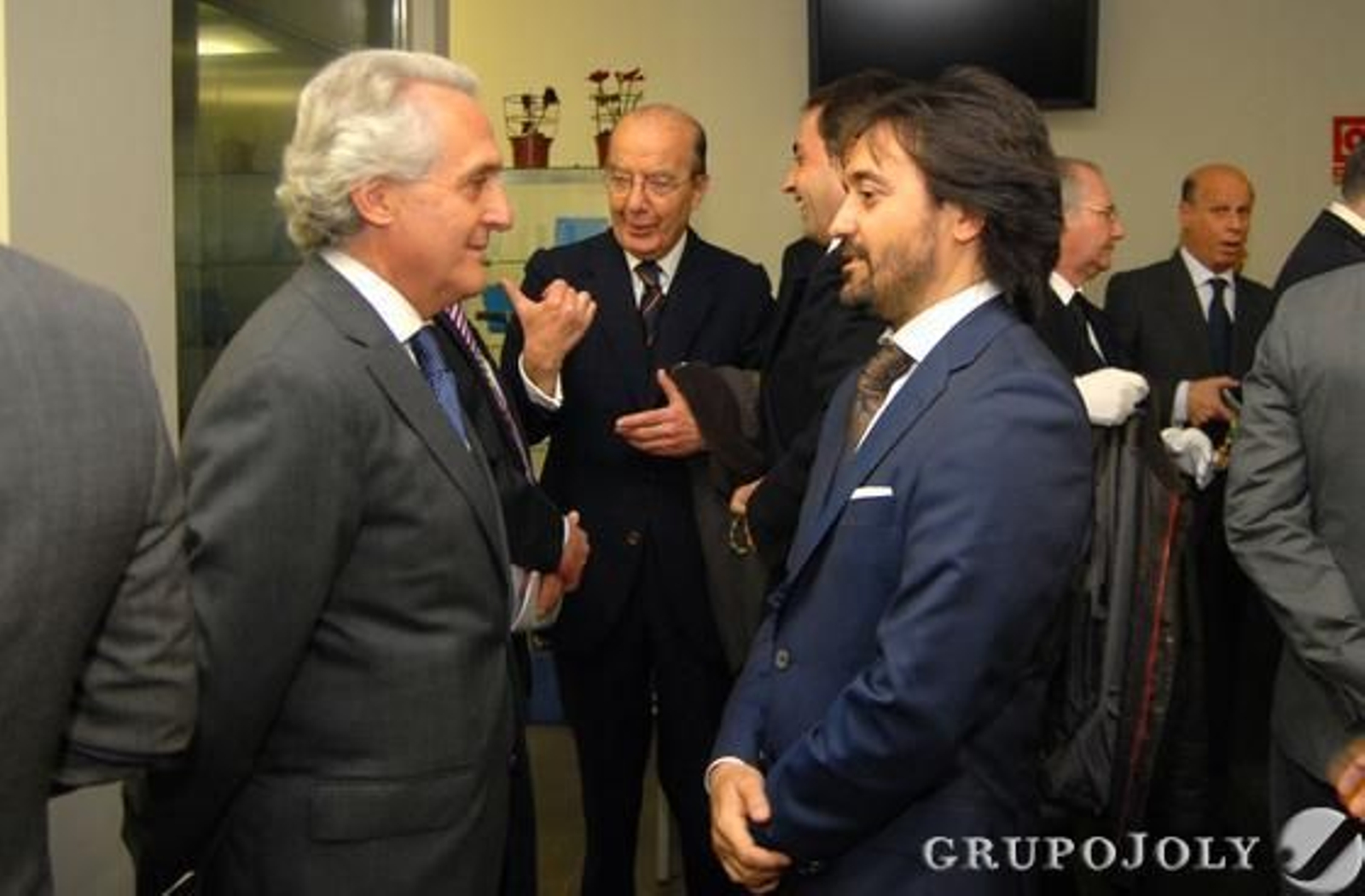 El director del Instituto Padre Luis Coloma de Jerez, José López Romero, conversa con el bailaor linense David Morales.

Foto: Rioja