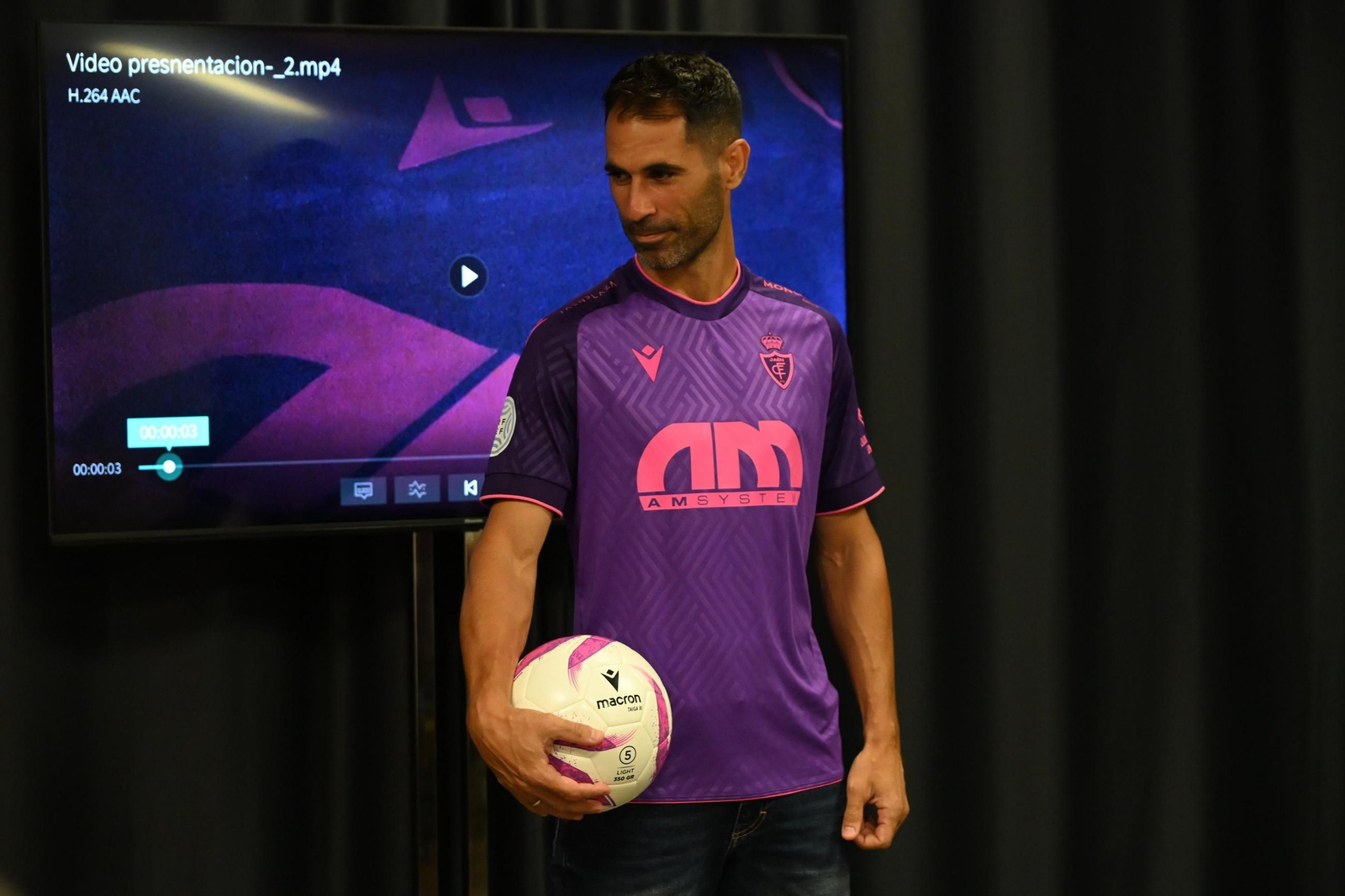 Javi Moyano luce la camiseta morada del Real Jaén.