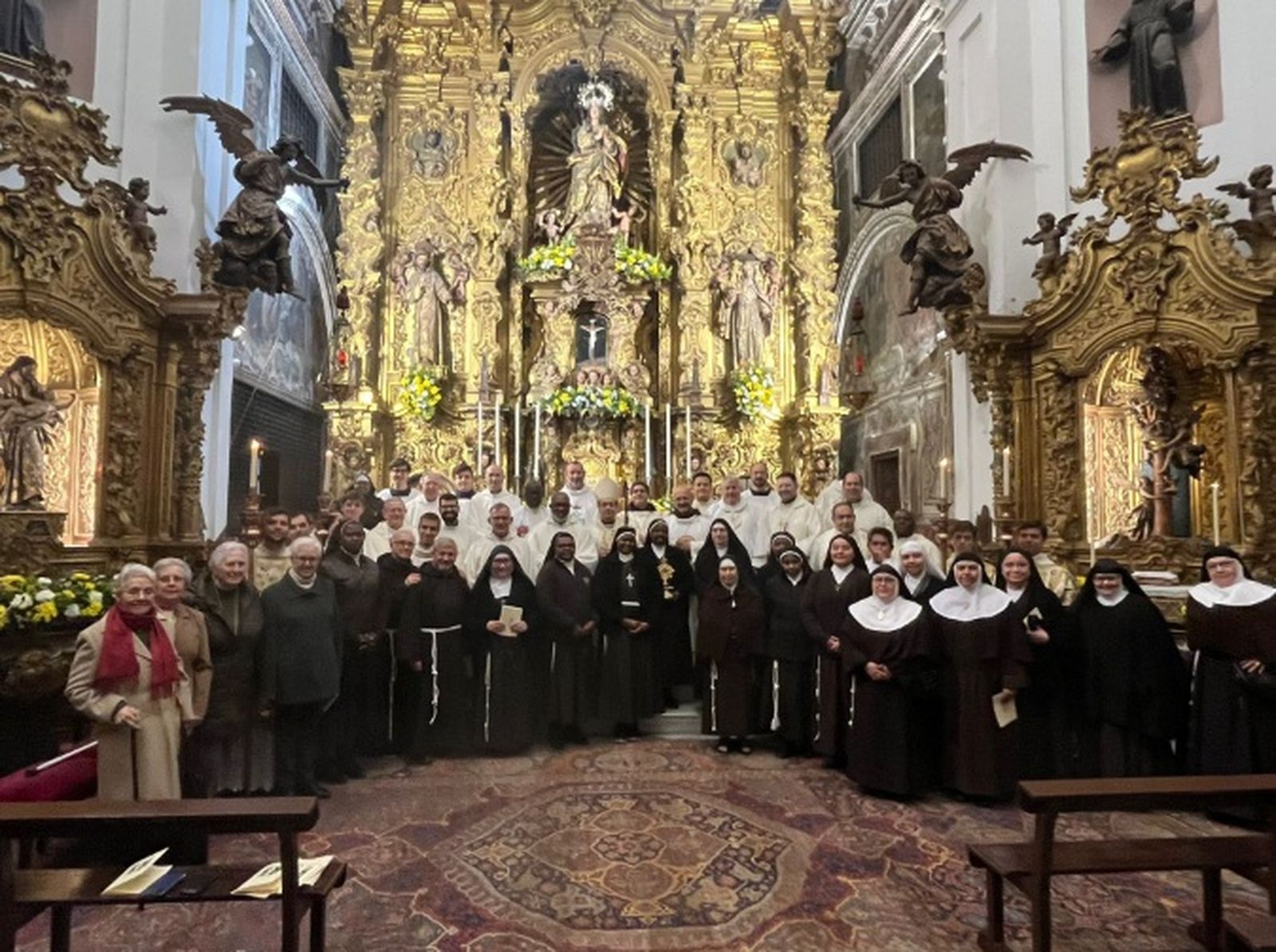 Fotografía de familia tras la misa de inauguración