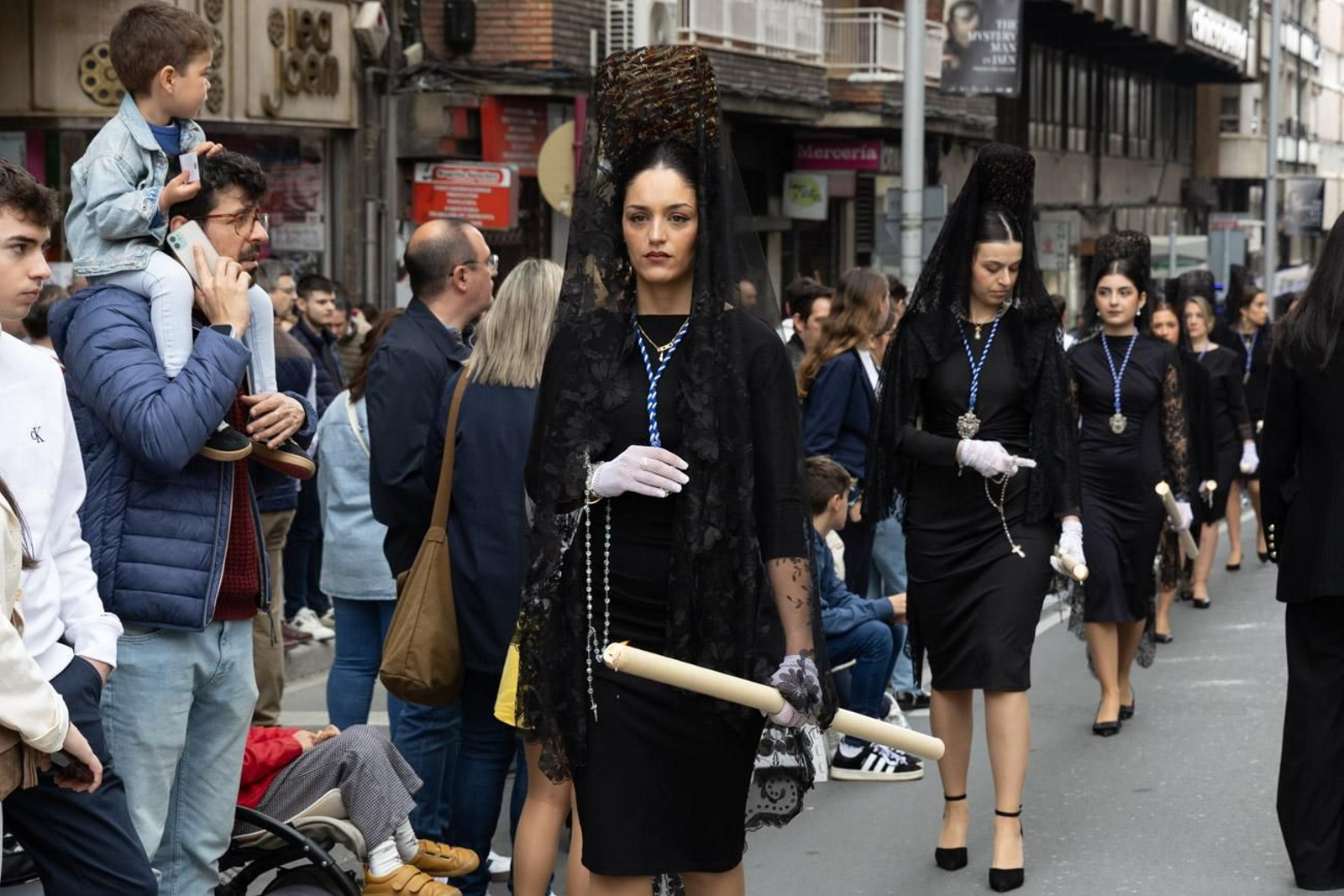 Los jiennenses se echan a la calle para presenciar la primera de las procesiones de la jornada: la Borriquilla (I)