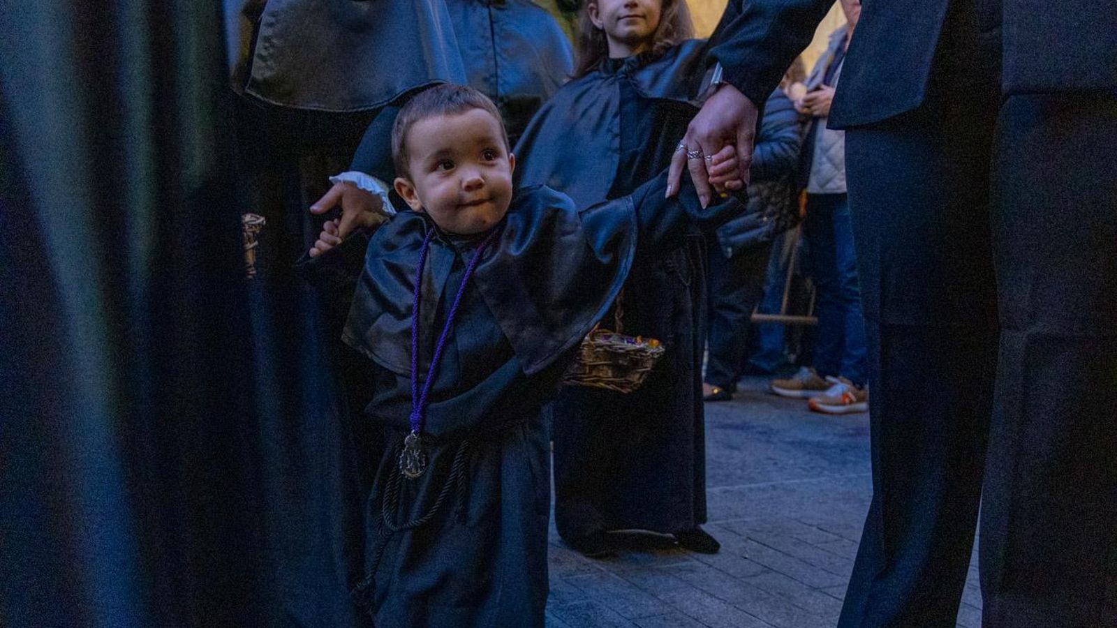 Luto y duelo en la noche del Viernes Santo, en imágenes