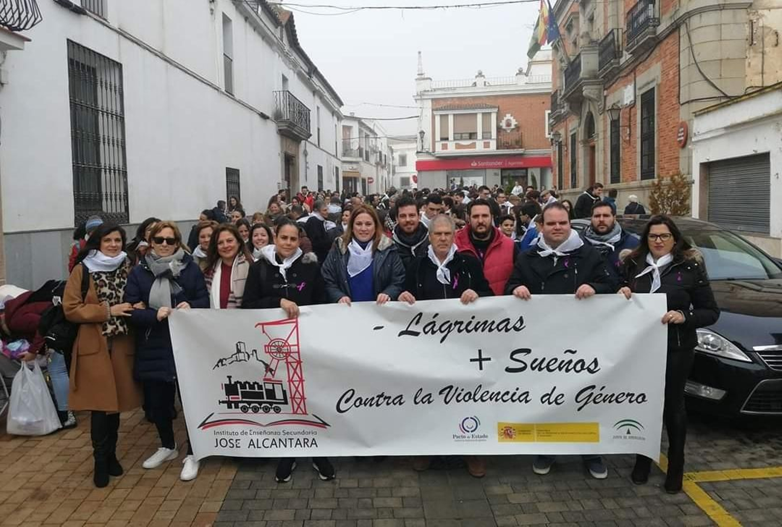 Asistentes a la marcha organizada por el instituto José Alcántara de Belmez.