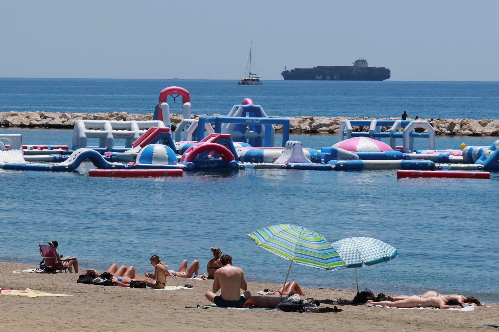 Los más de 30 grados llenan las playas de Málaga, en imágenes