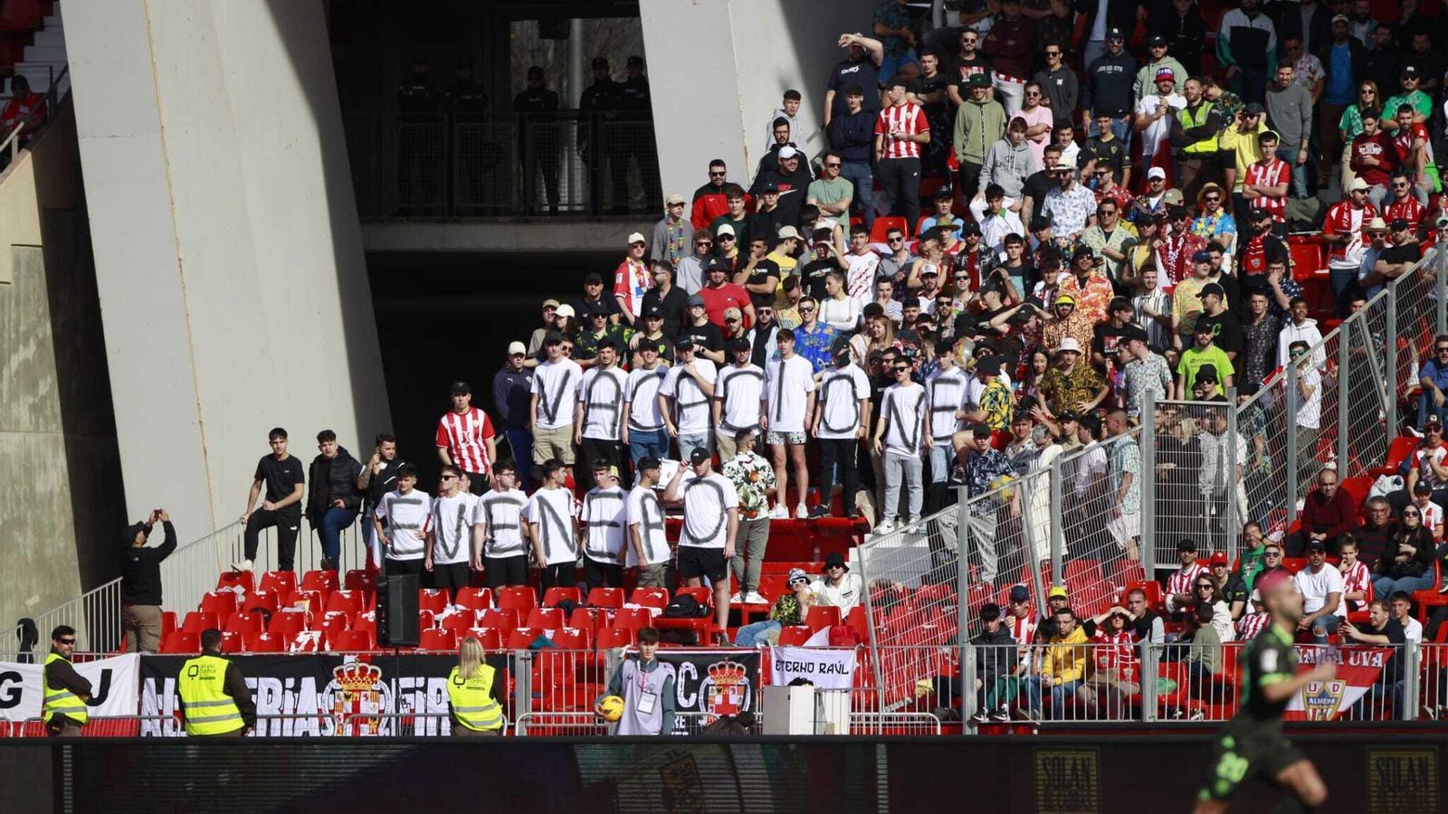 Grada Joven protestó por el mal curso con un mensaje en el que podía leerse 'vacaciones en enero'
