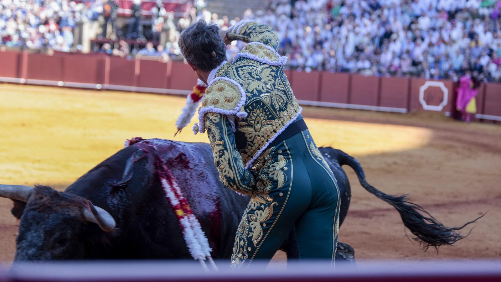 El torero de Gerena coloca un par de banderillas al quiebro junto a las tablas.