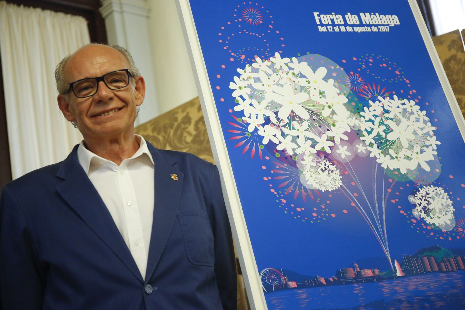 Francisco Javier Jurado 'Coco' posa junto al cartel anunciador de la Feria de Málaga 2017.