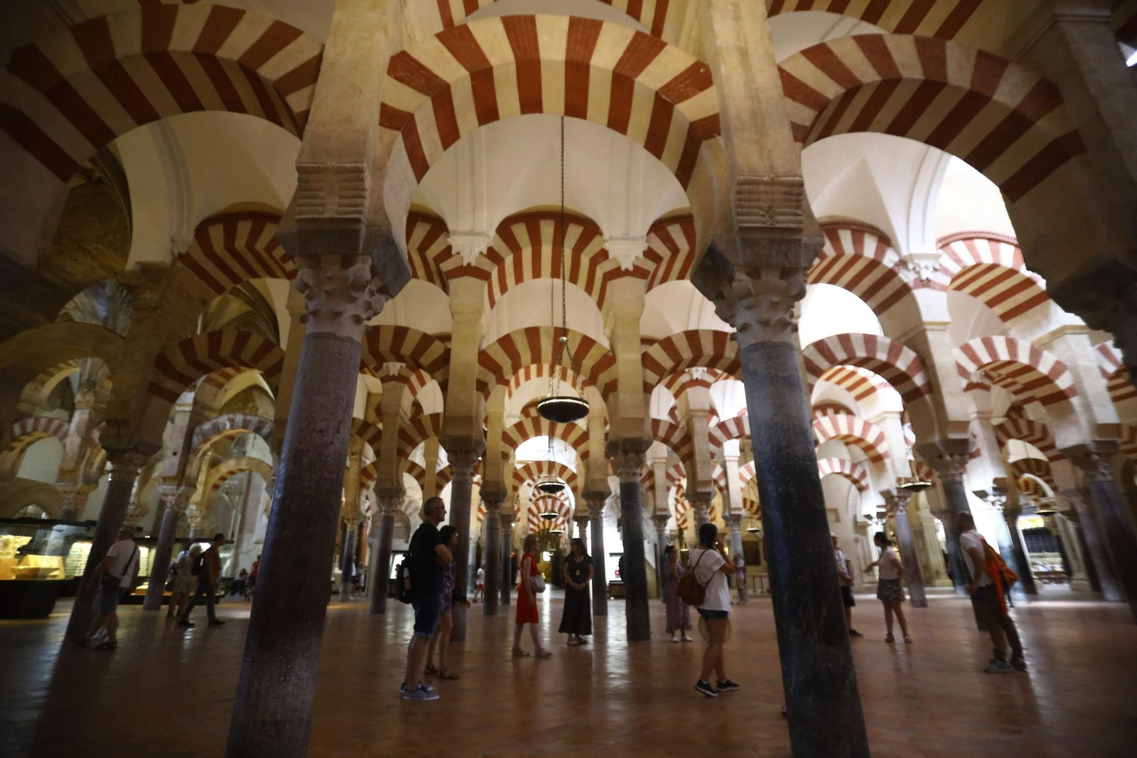 Turistas en el interior de la Mezquita-Catedral.